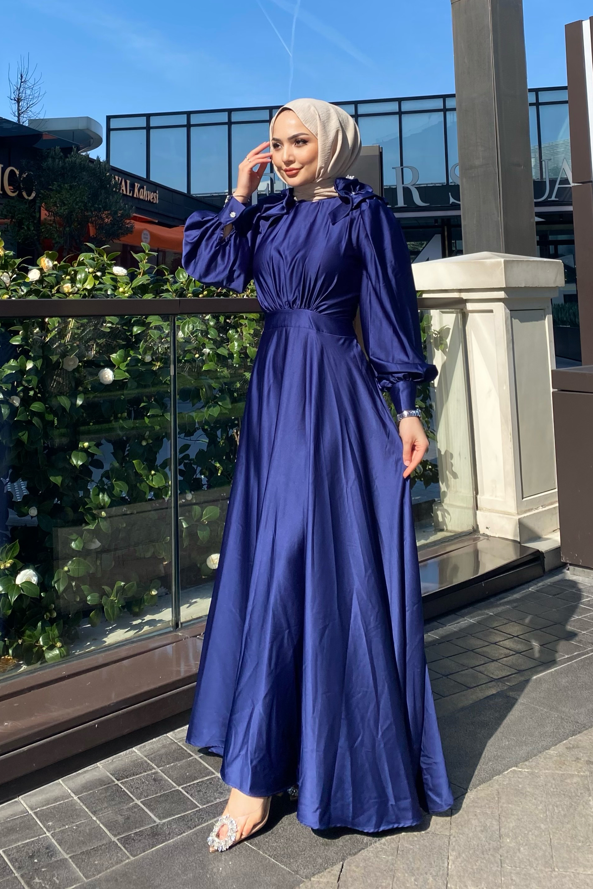 Kol Üstü Taş İşlemeli Saten Elbise