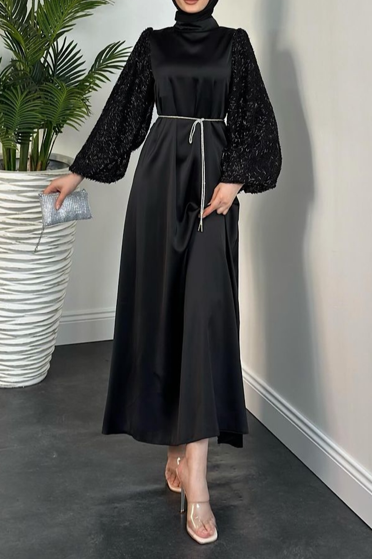 Kolları taşlı elbise Sİyah