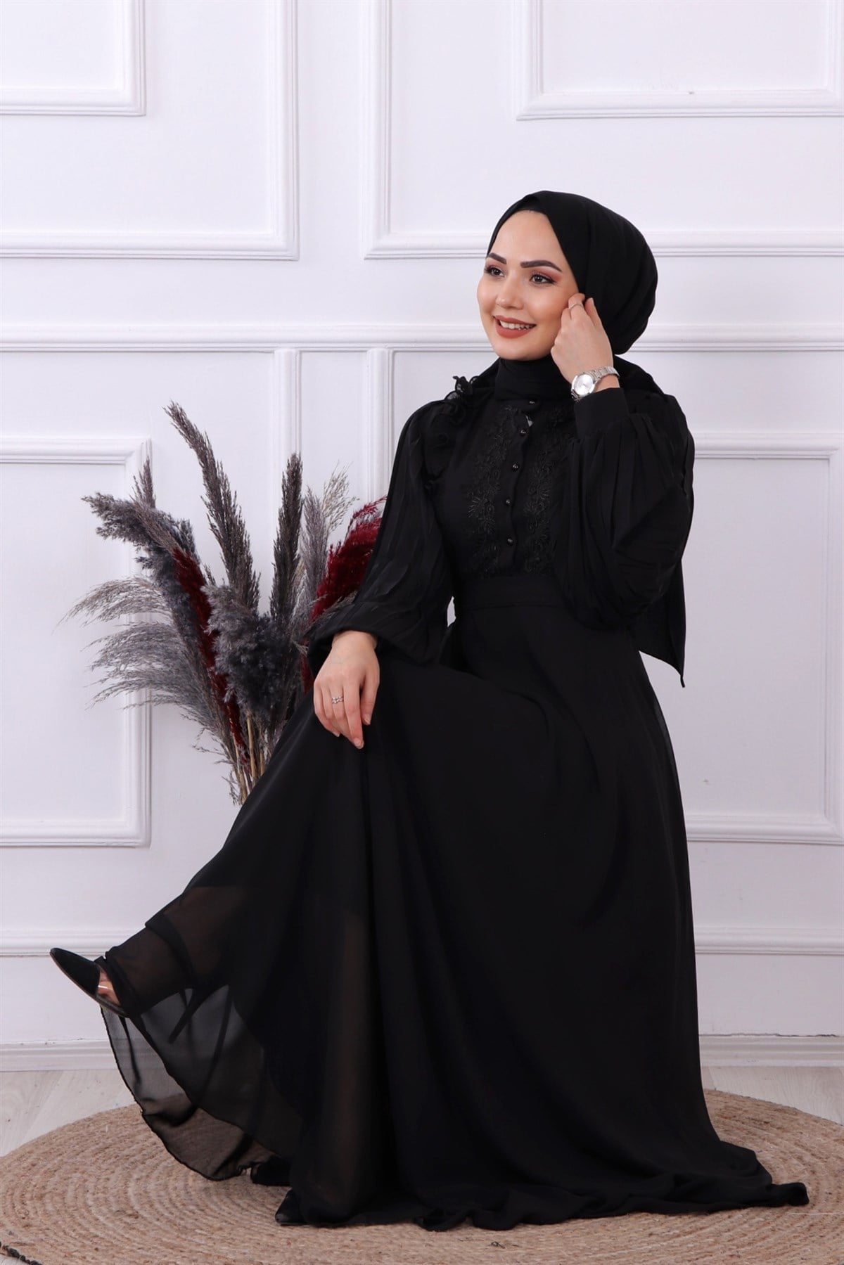 KOLU PLİSELİ DANTEL DETAYLI ELBİSE SİYAH