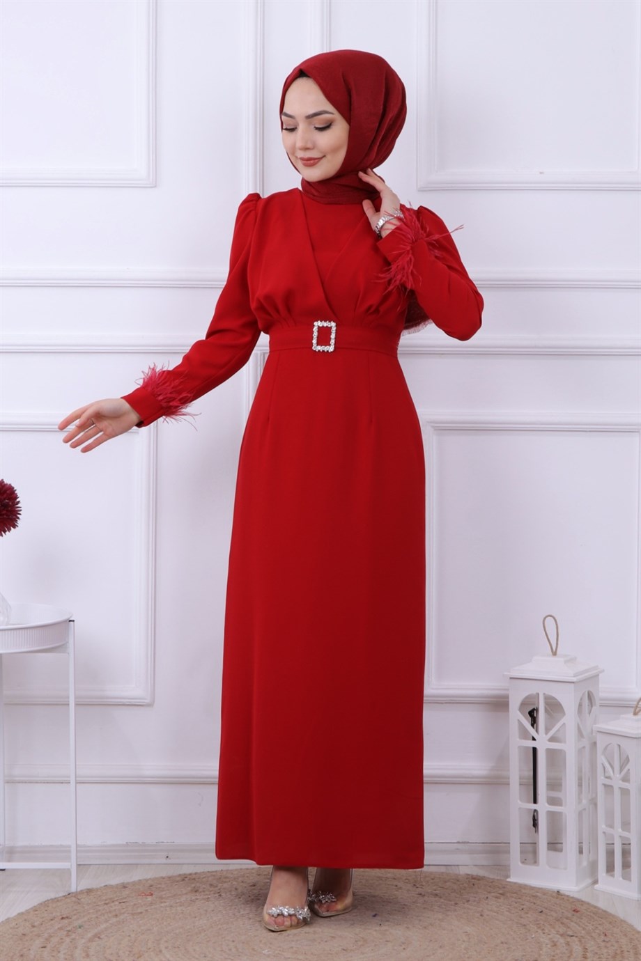 KOLU TÜY DETAYLI ELBİSE