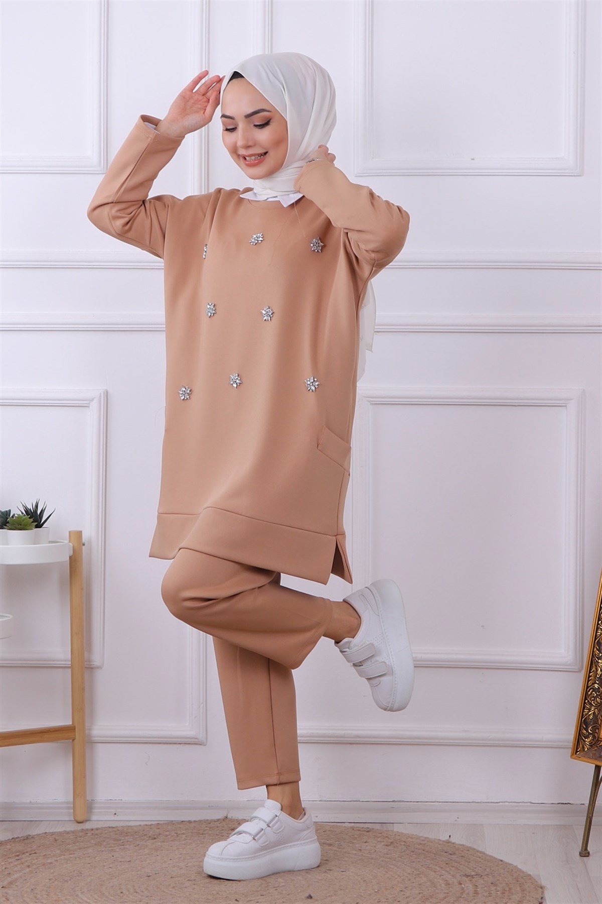 ÖNÜ TAŞ DETAYLI TAKIM CAMEL
