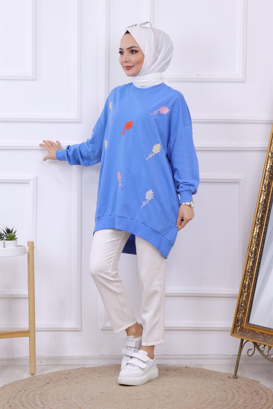 ÖNÜ YAPRAK NAKIŞLI SWEAT MAVİ