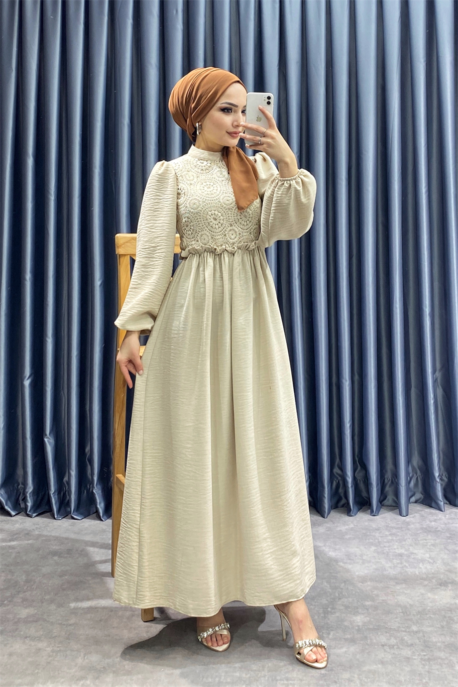 Üzeri dantel elbise taş