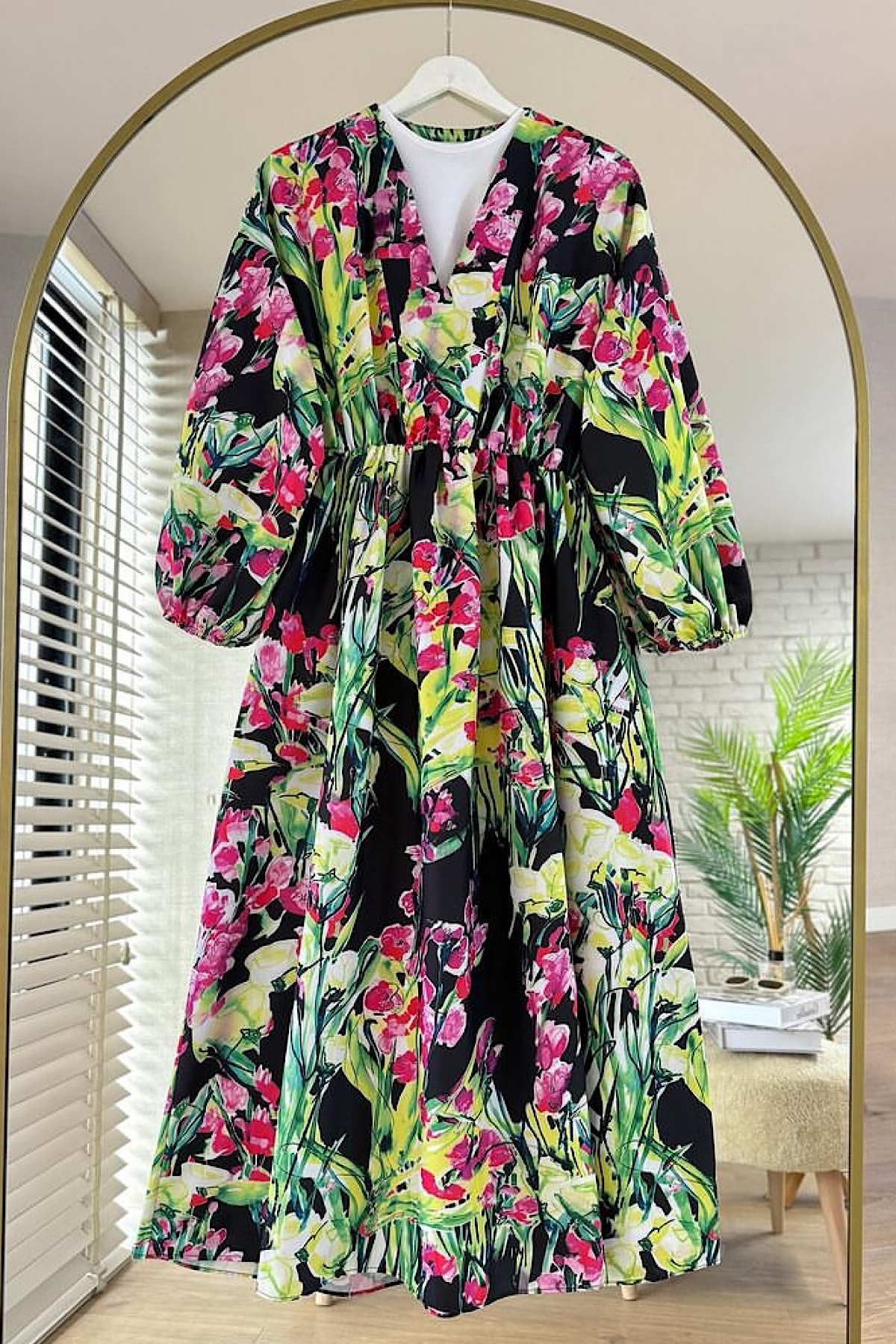 V Yaka Çiçek Desenli Elbise 