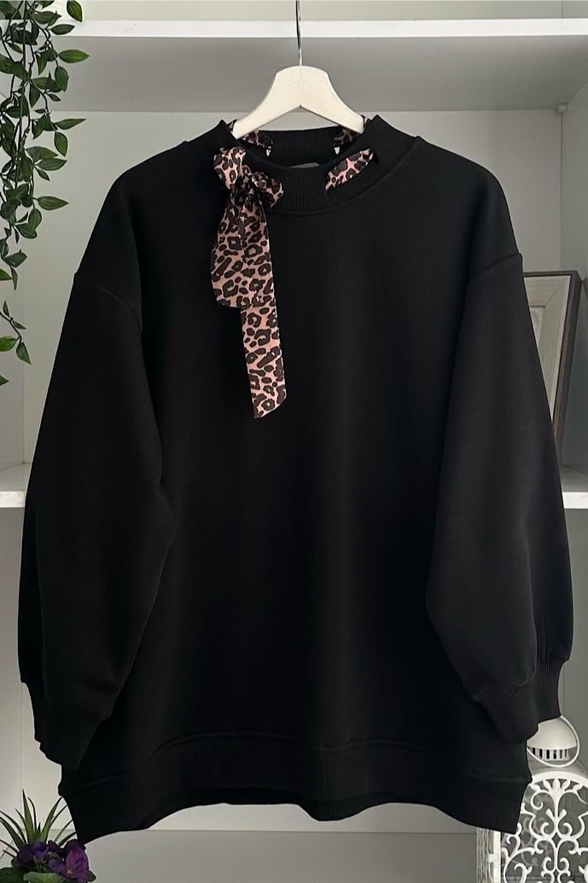Yakası Leopar Fularlı Sweat 
