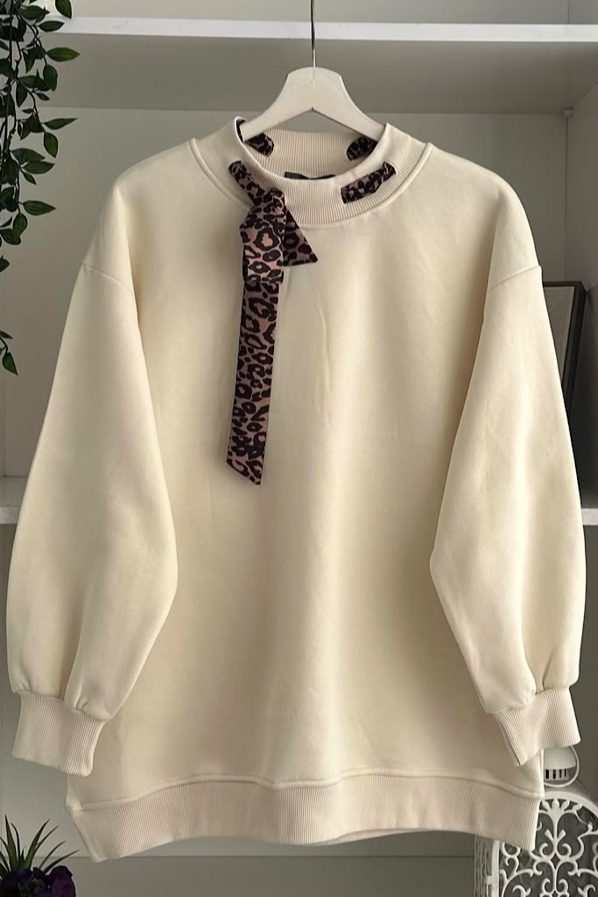 Yakası Leopar Fularlı Sweat