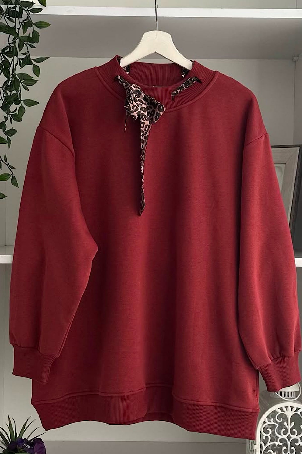 Yakası Leopar Fularlı Sweat Bordo