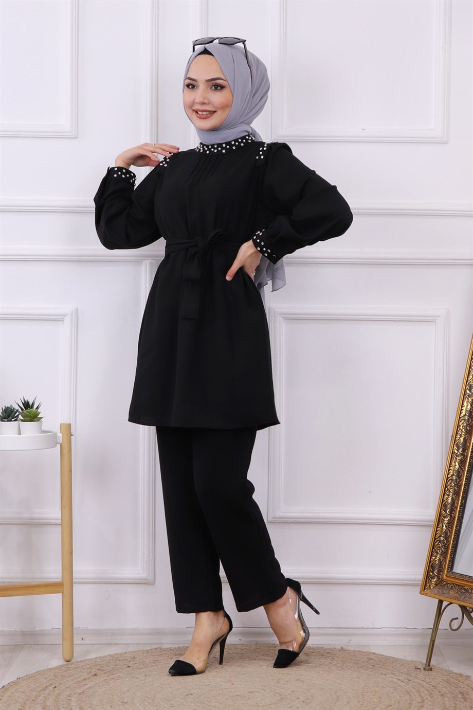YAKASI VE OMUZU İNCİLİ TAKIM SİYAH