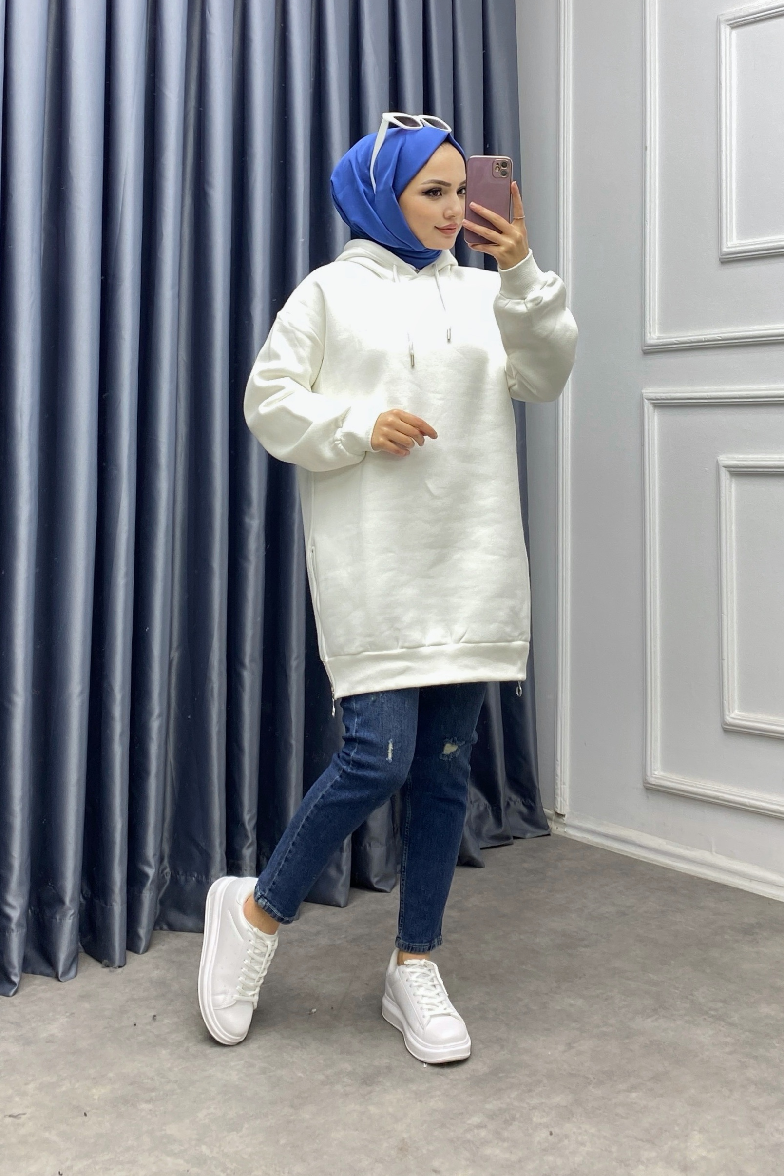 Yanları fermuarlı detaylı üç iplik sweat beyaz