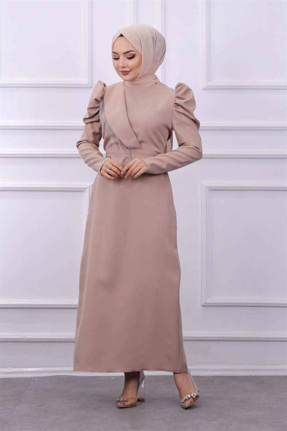 Zincir detaylı elbise 