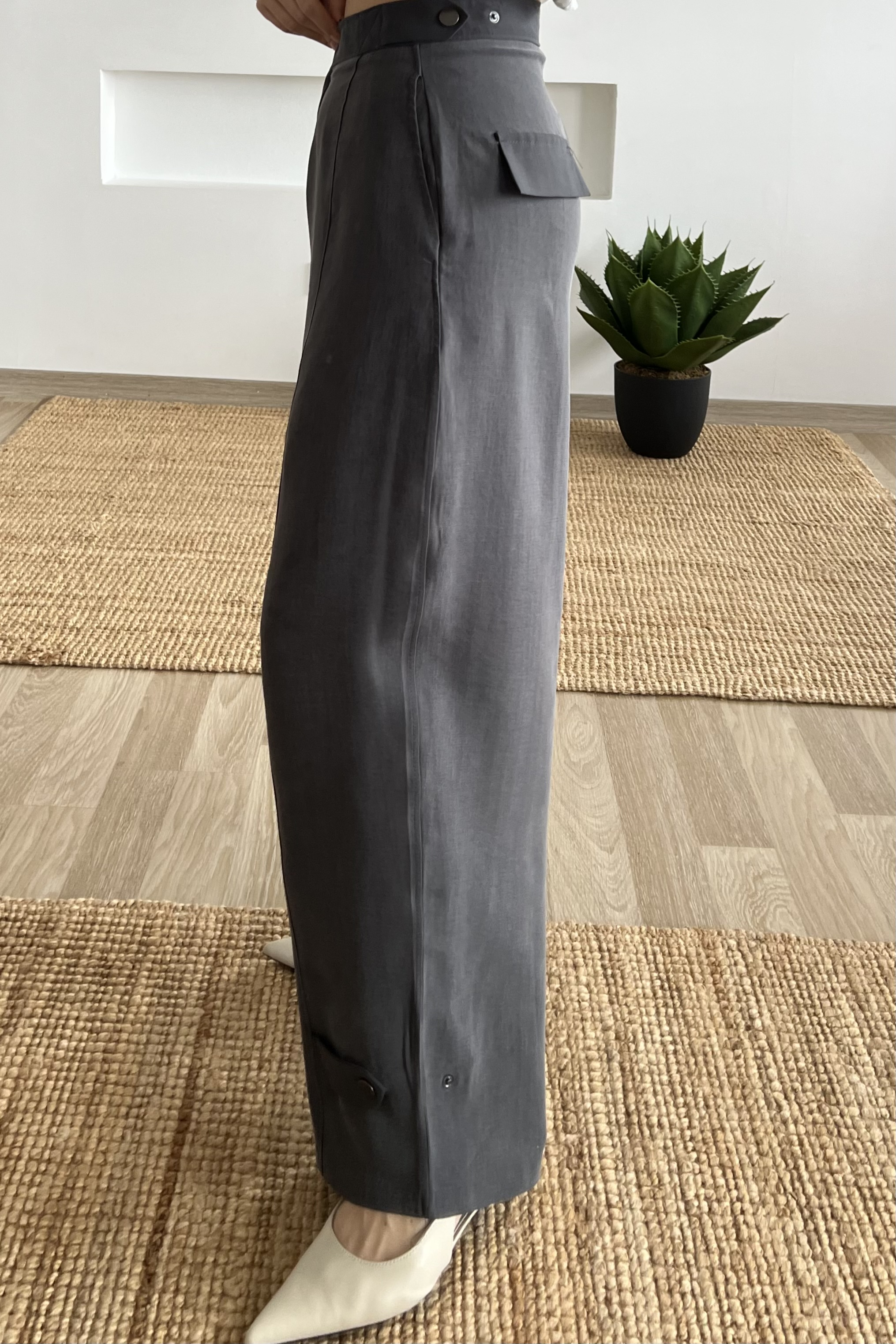 Antrasit Ayarlanabilir Çıtçıt Detaylı Dökümlü Pantolon uygun fiyatlarda www.butikhola.com adresinde