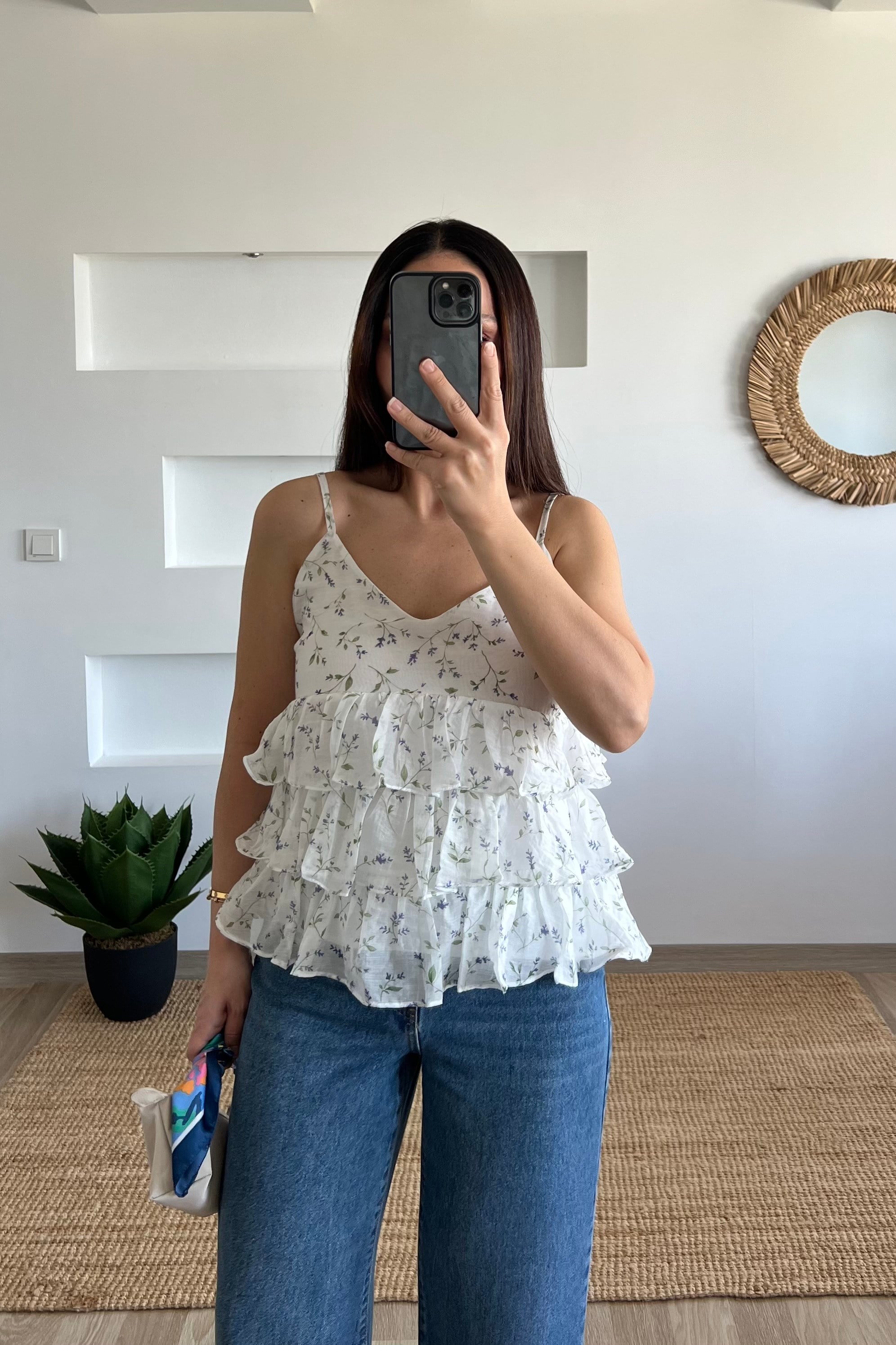 Ayarlanabilir Askılı Kat Detaylı Bluz uygun fiyatlarda www.butikhola.com adresinde