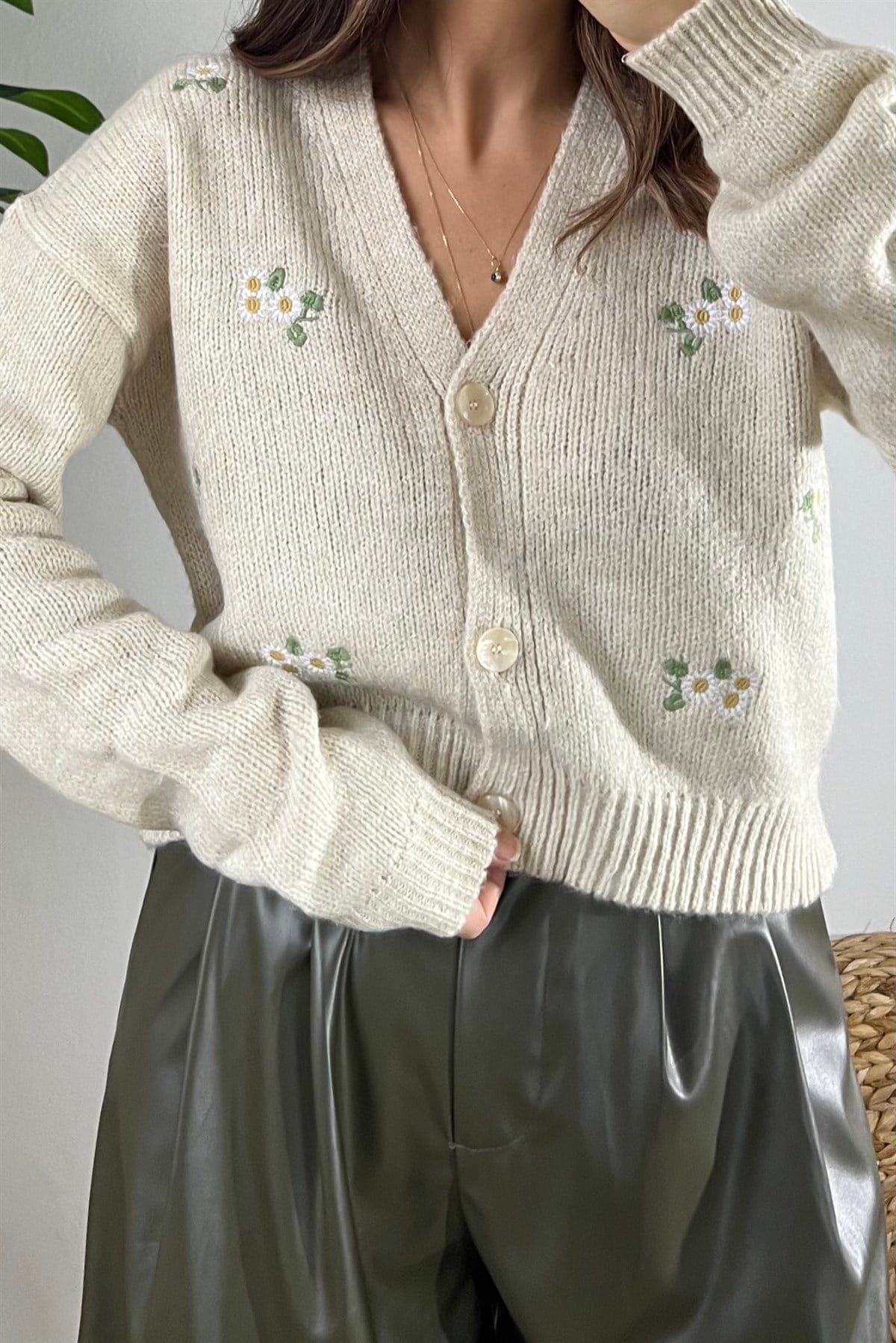Bej Çiçekli Crop Hırka uygun fiyatlarda www.butikhola.com adresinde