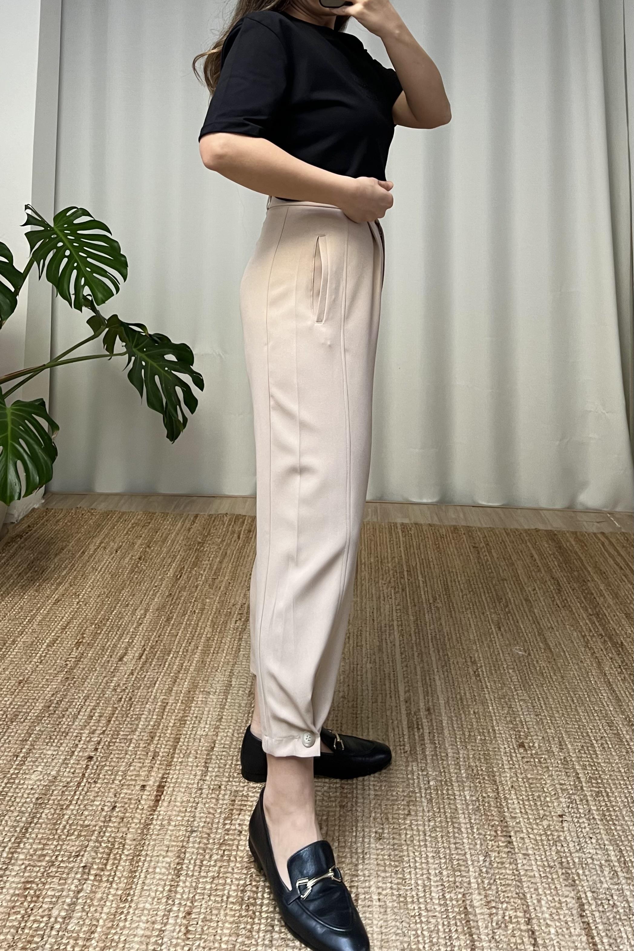 Bej Paçası Düğme Detaylı Havuç Pantolon uygun fiyatlarda www.butikhola.com adresinde
