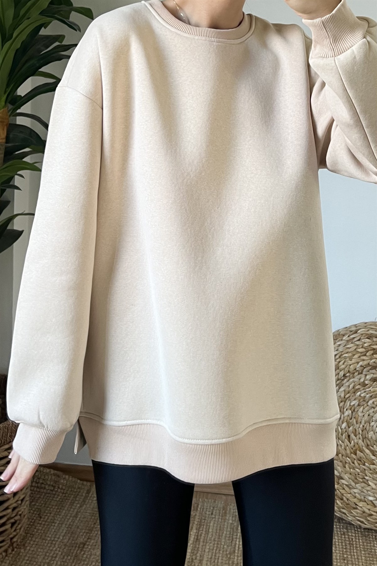 Bej Yanı Yırtmaçlı Oversize Sweatshirt uygun fiyatlarda www.butikhola.com adresinde