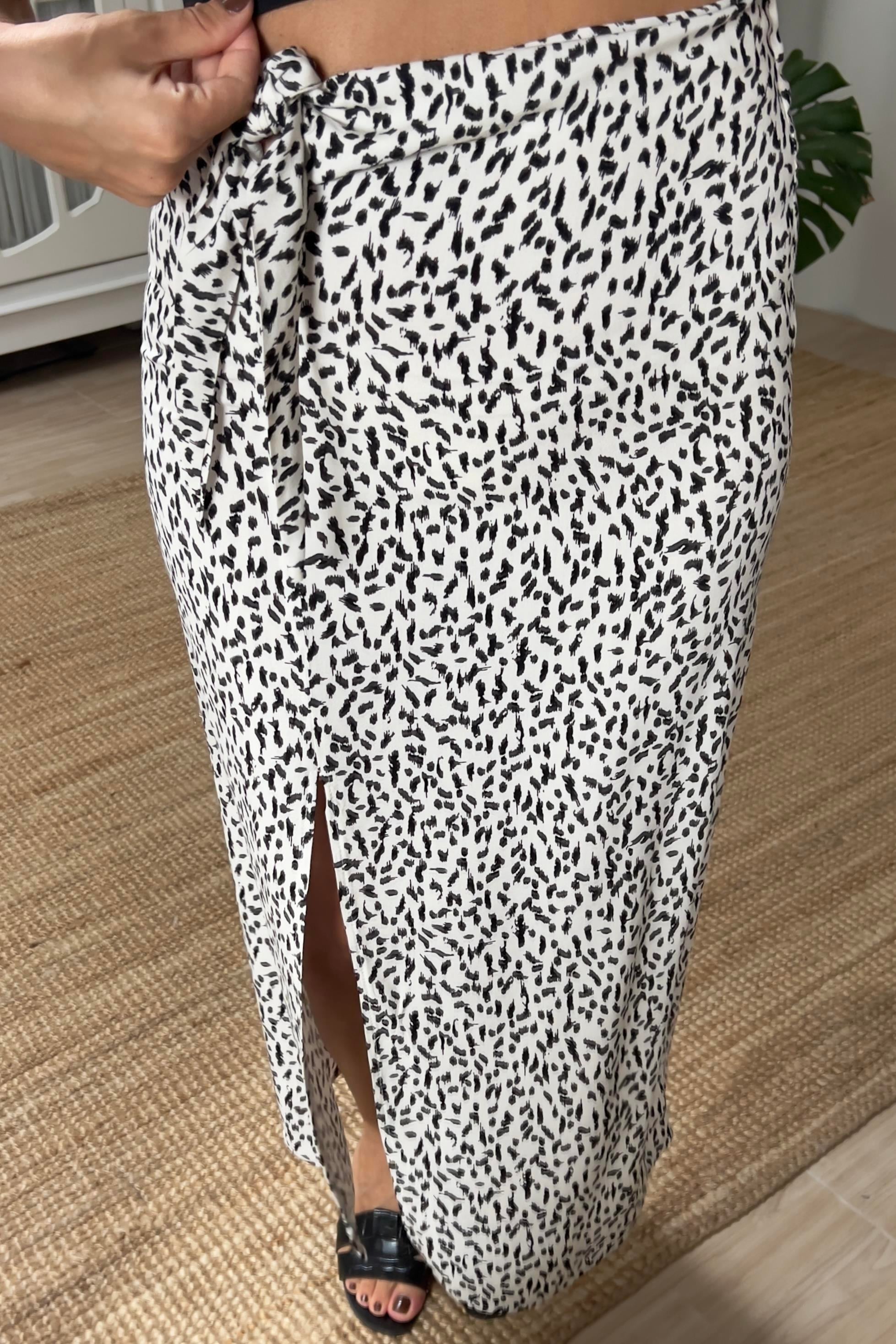 Beli Bağlama Detaylı Yırtmaçlı Etek uygun fiyatlarda www.butikhola.com adresinde