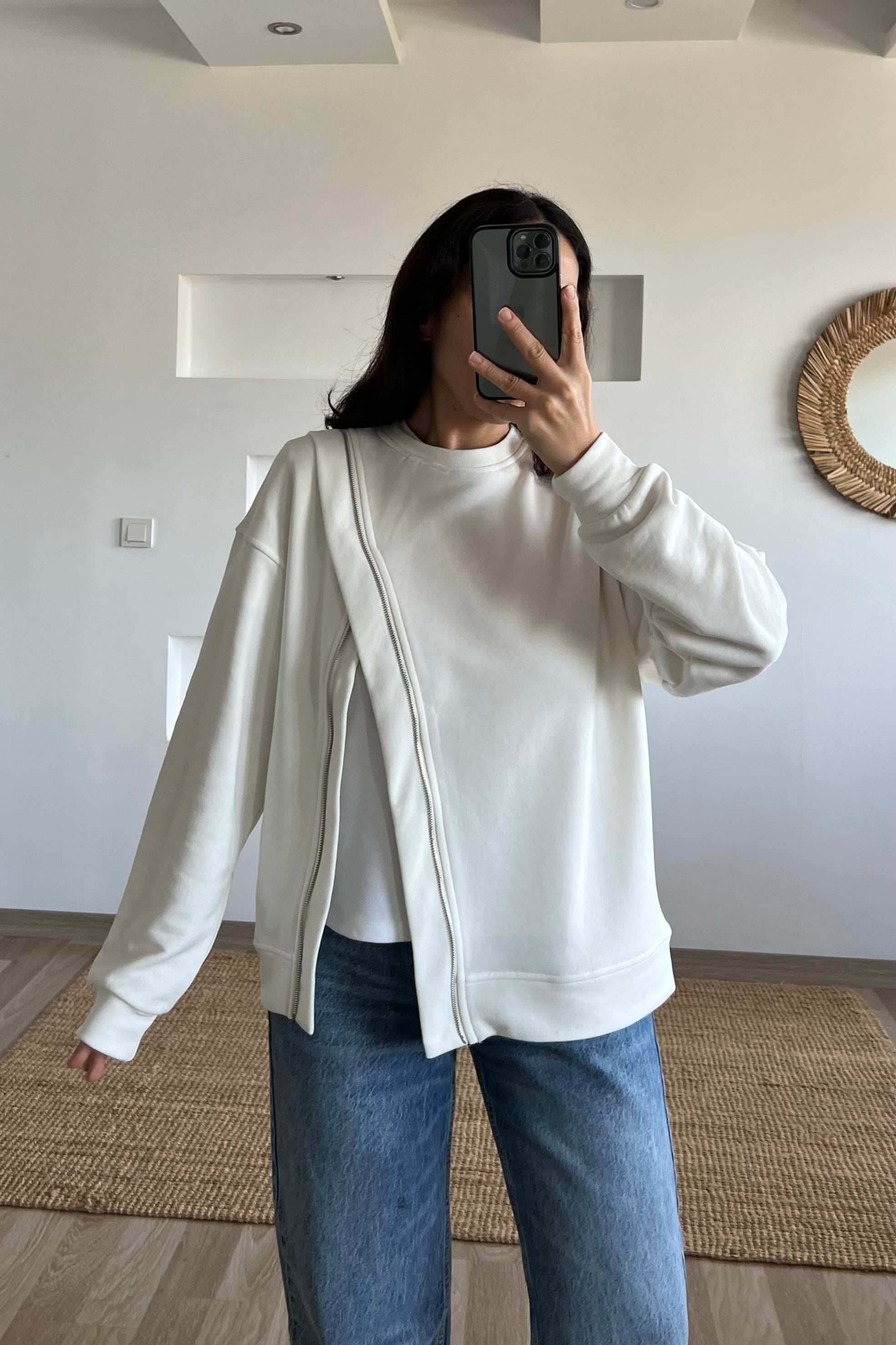 Beyaz Asimetrik Fermuarlı Sweatshirt uygun fiyatlarda www.butikhola.com adresinde