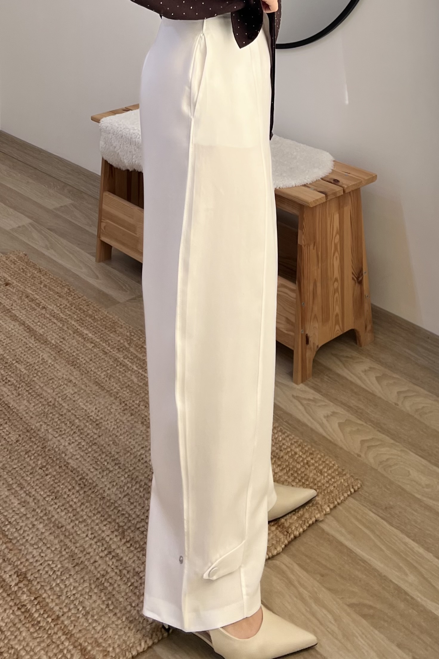 Beyaz Ayarlanabilir Çıtçıt Detaylı Dökümlü Pantolon uygun fiyatlarda www.butikhola.com adresinde