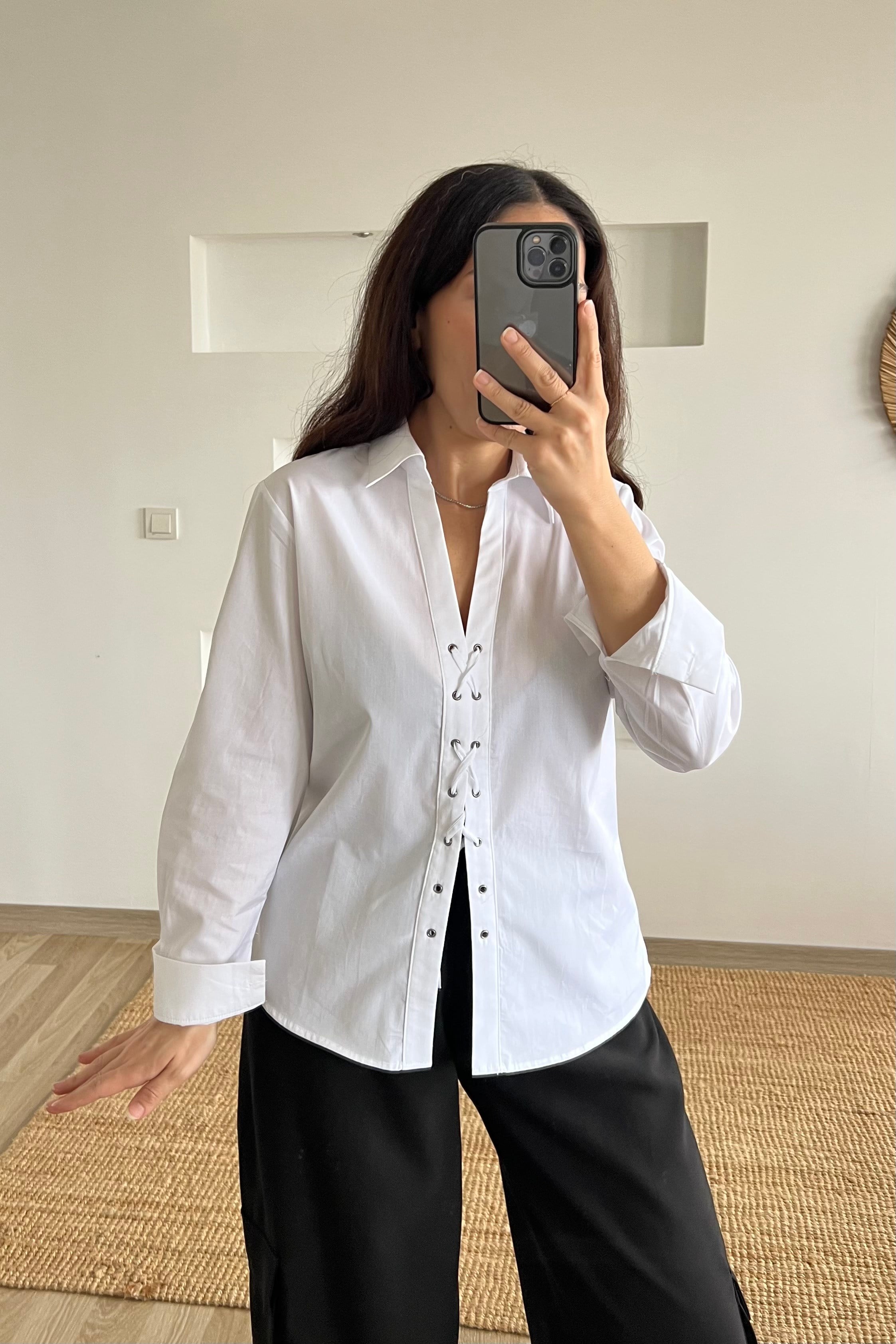 Beyaz Bağlama Detaylı Poplin Gömlek uygun fiyatlarda www.butikhola.com adresinde