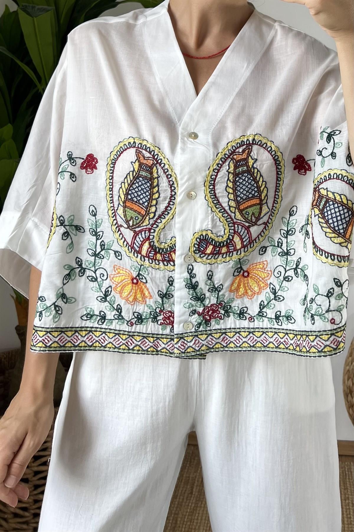 Beyaz Balık İşlemeli Nakışlı Bluz 