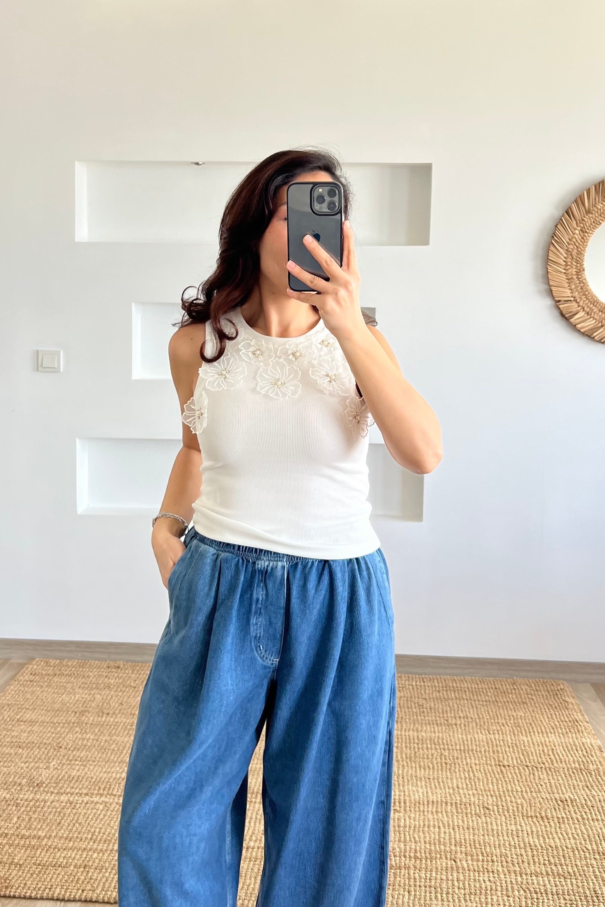 Beyaz Çiçek Aksesuarlı İnci Detaylı Bluz uygun fiyatlarda www.butikhola.com adresinde