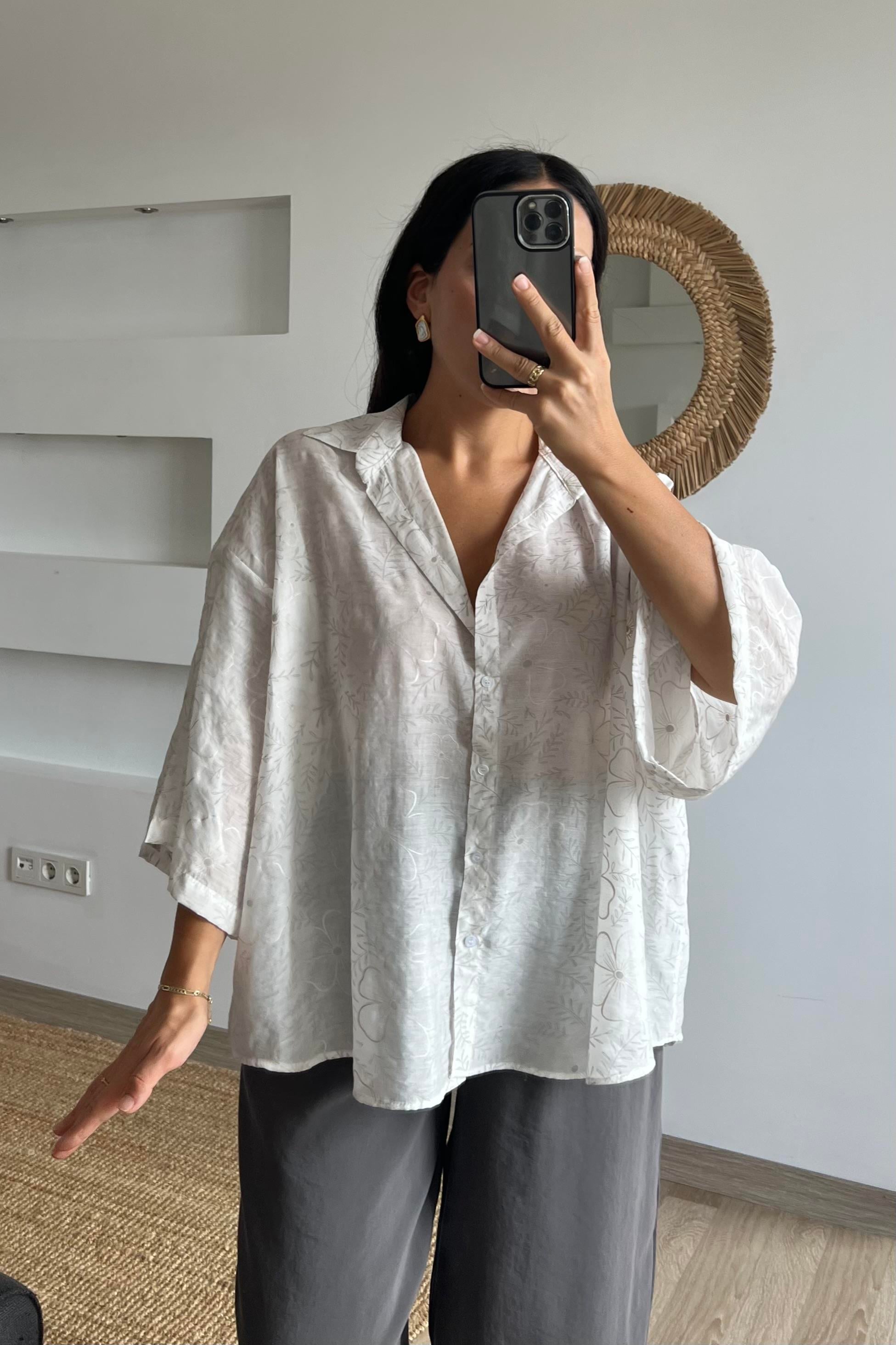 Beyaz Çiçek Desenli Oversize Gömlek uygun fiyatlarda www.butikhola.com adresinde
