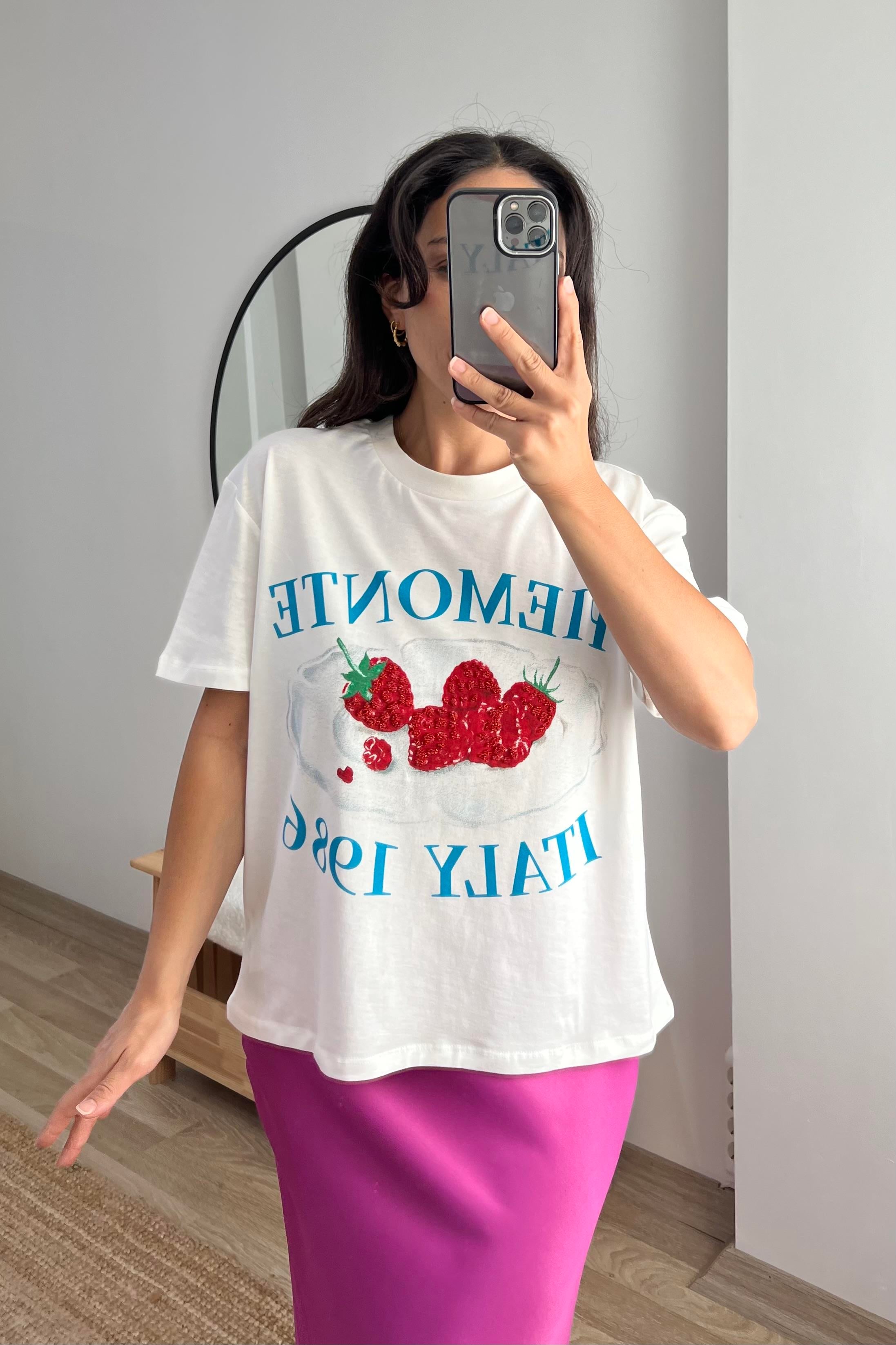 Beyaz Çilek İşlemeli Tshirt uygun fiyatlarda www.butikhola.com adresinde