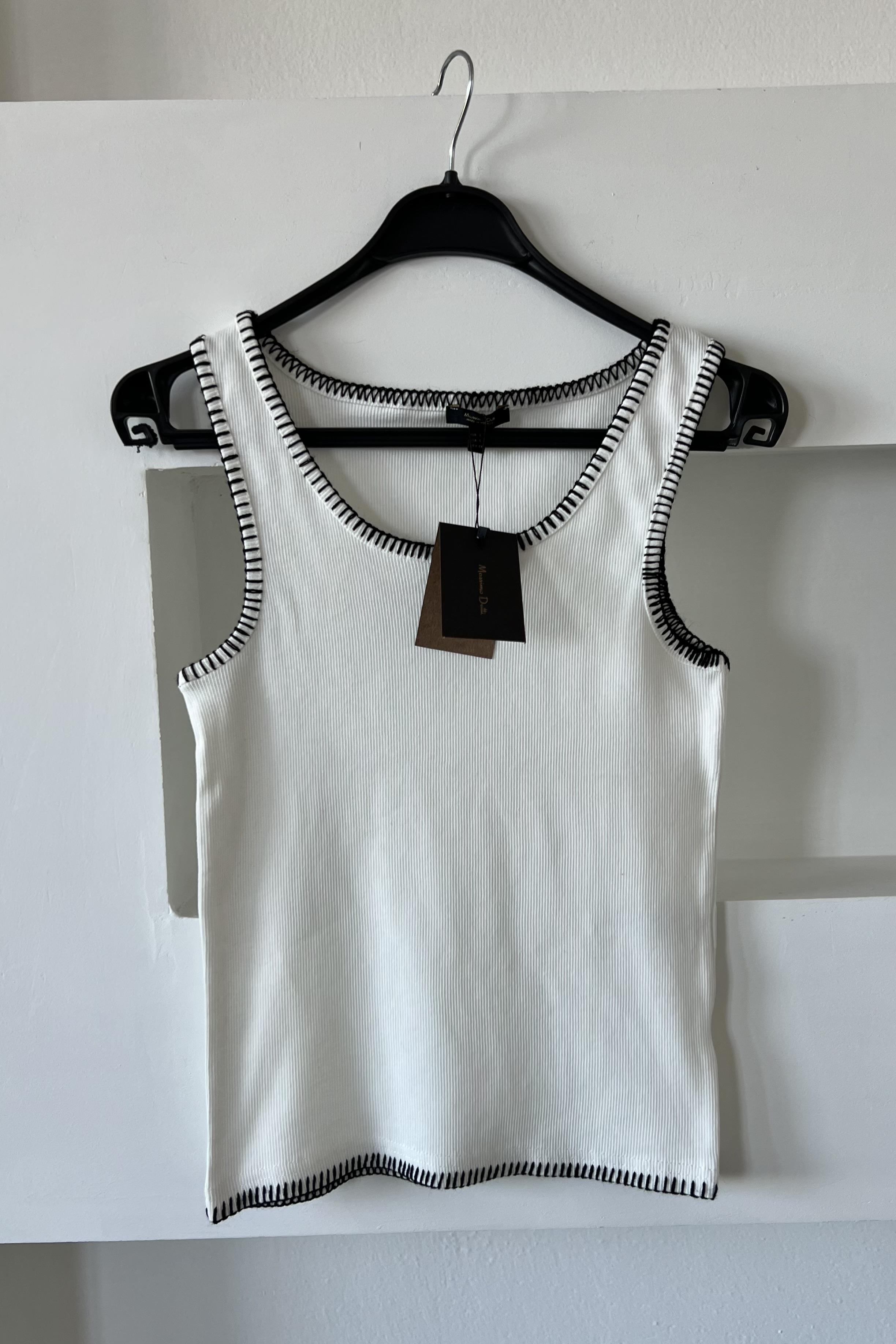 Beyaz Dikiş Detaylı Fitilli Kolsuz Tshirt uygun fiyatlarda www.butikhola.com adresinde
