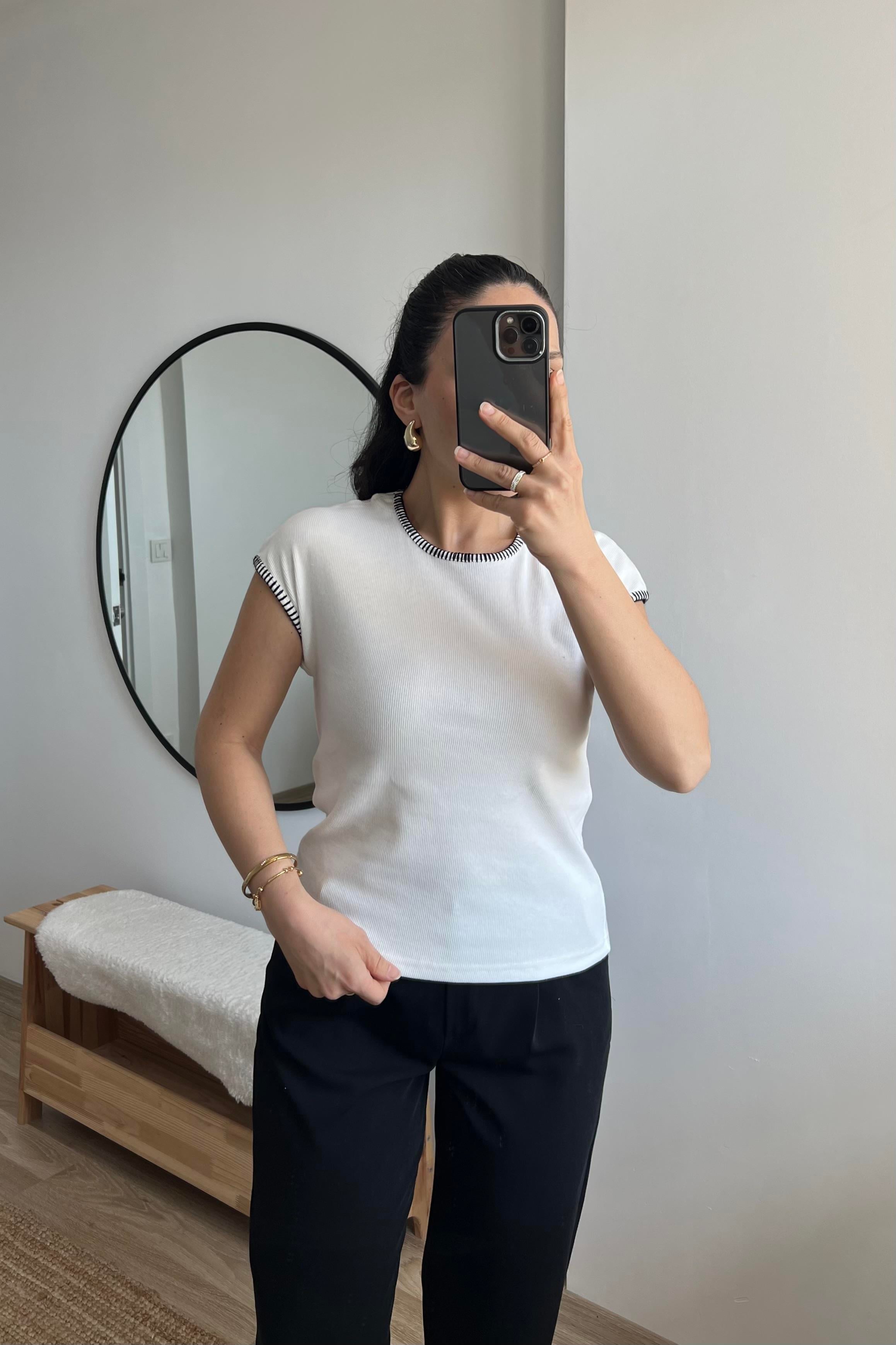 Beyaz Dikiş Detaylı Fitilli Tshirt uygun fiyatlarda www.butikhola.com adresinde