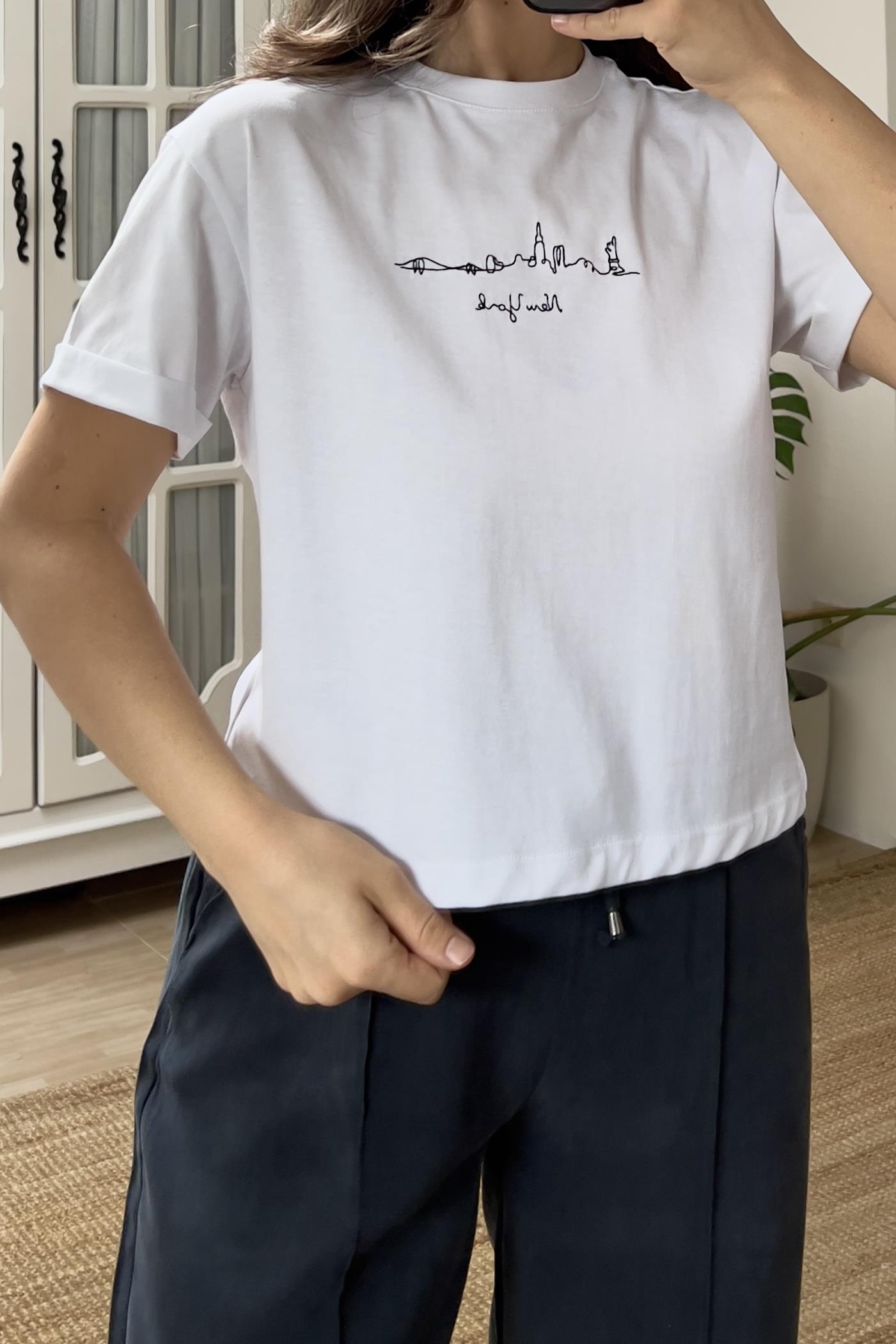Beyaz New York Siluet Nakışlı Tshirt uygun fiyatlarda www.butikhola.com adresinde