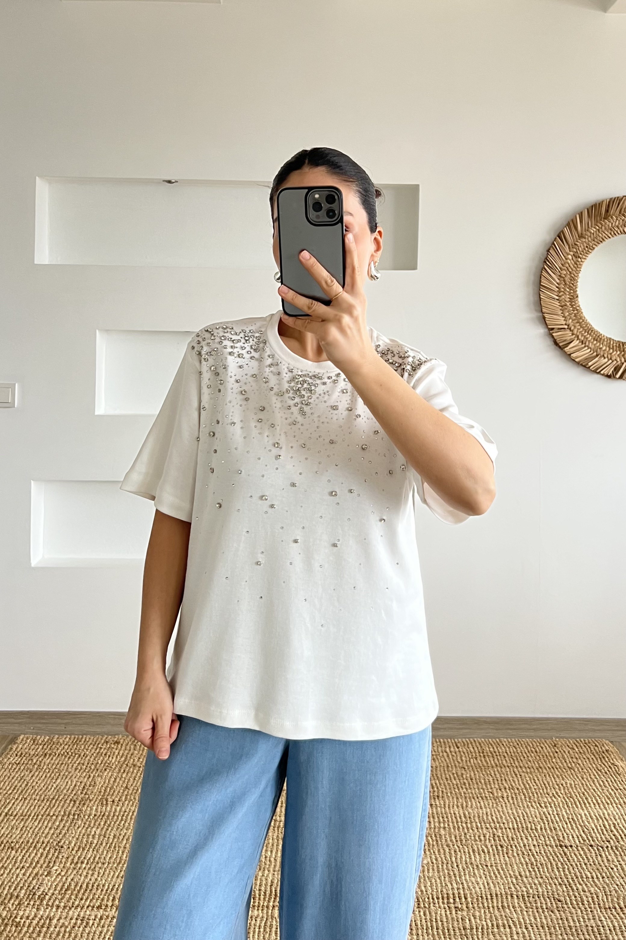 Beyaz Önü Taşlı Çakımlı Tshirt uygun fiyatlarda www.butikhola.com adresinde