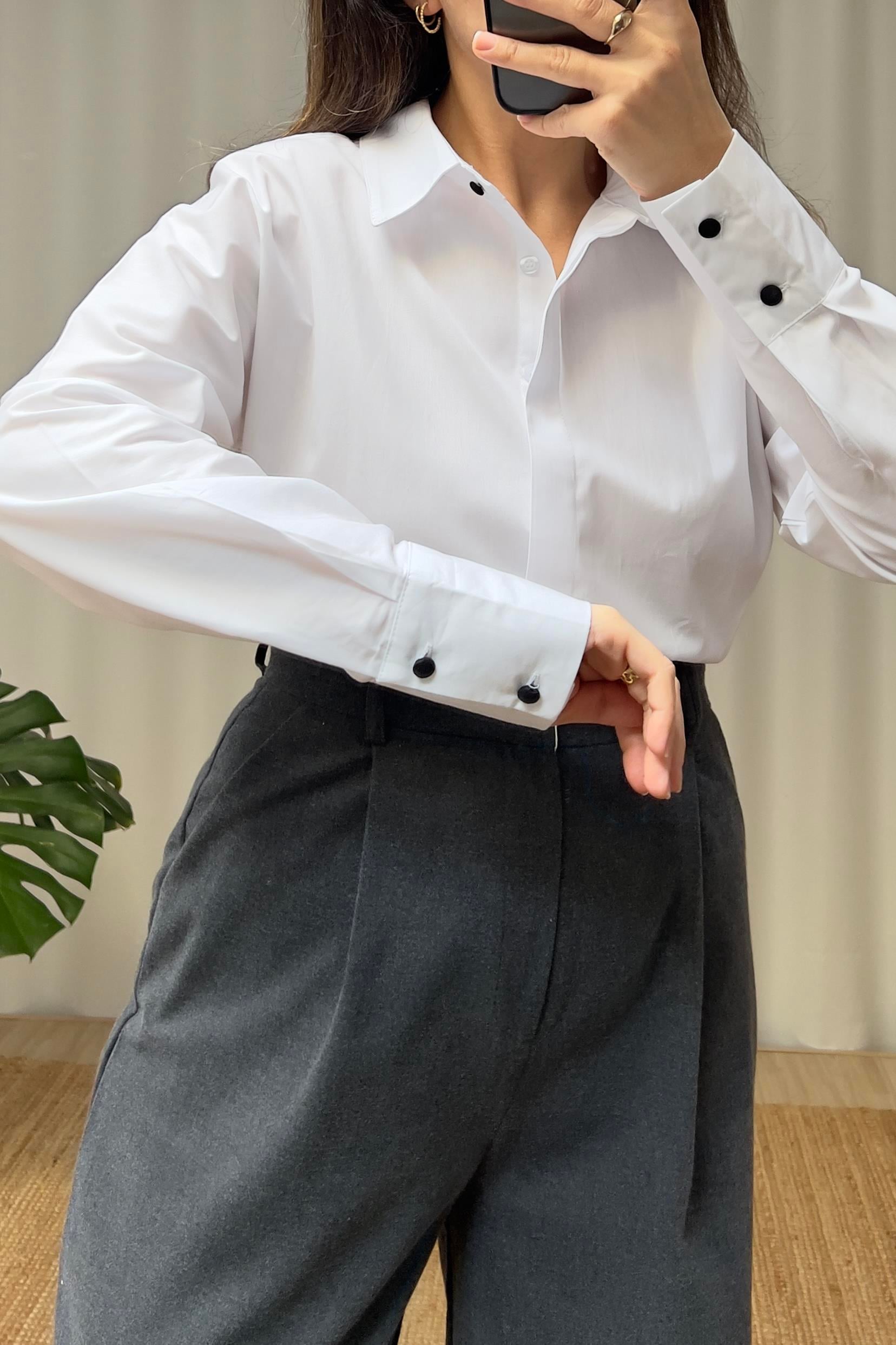 Beyaz Patlet Detaylı Crop Poplin Gömlek uygun fiyatlarda www.butikhola.com adresinde