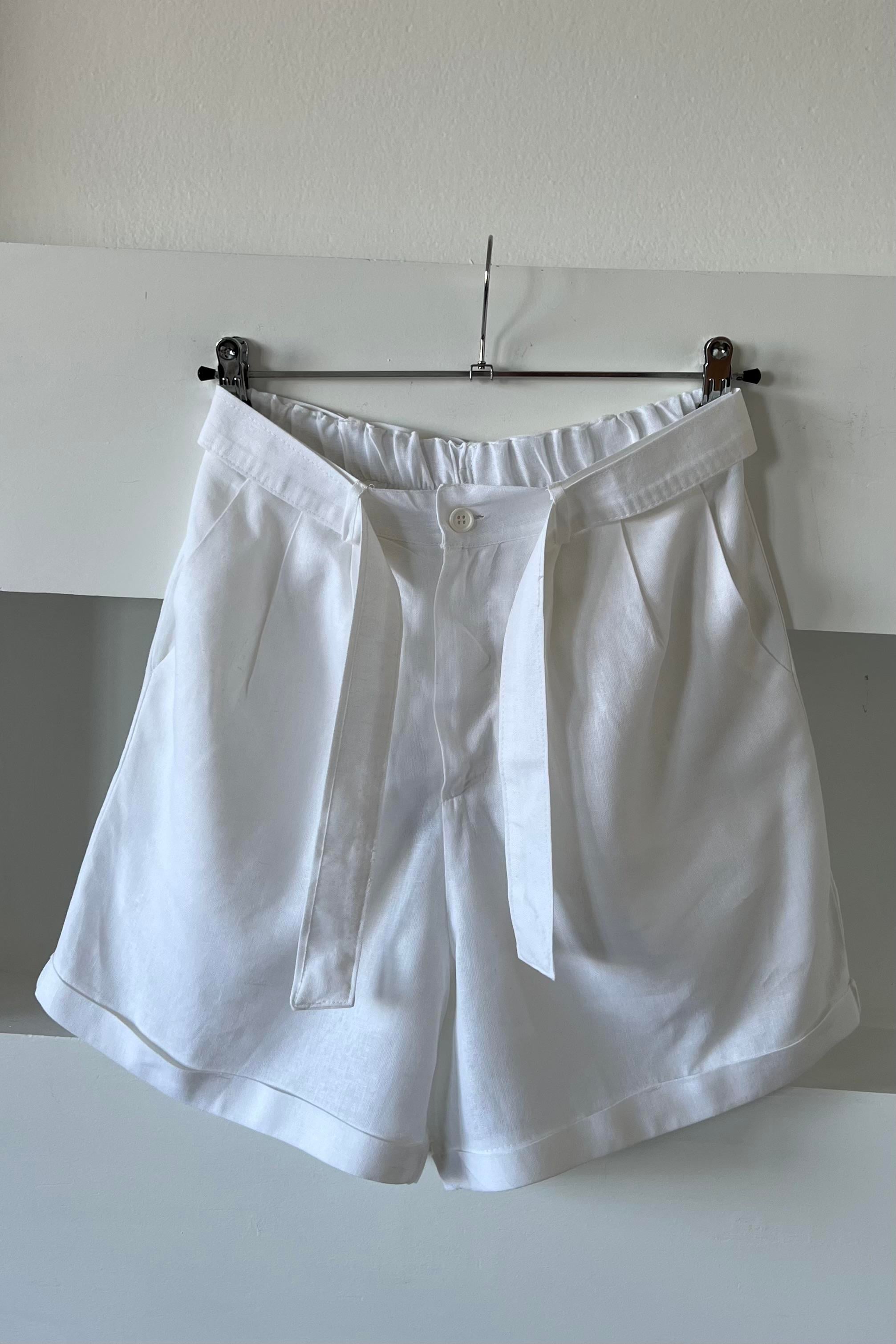 Beyaz Şehir Boy Ham Keten Şort uygun fiyatlarda www.butikhola.com adresinde