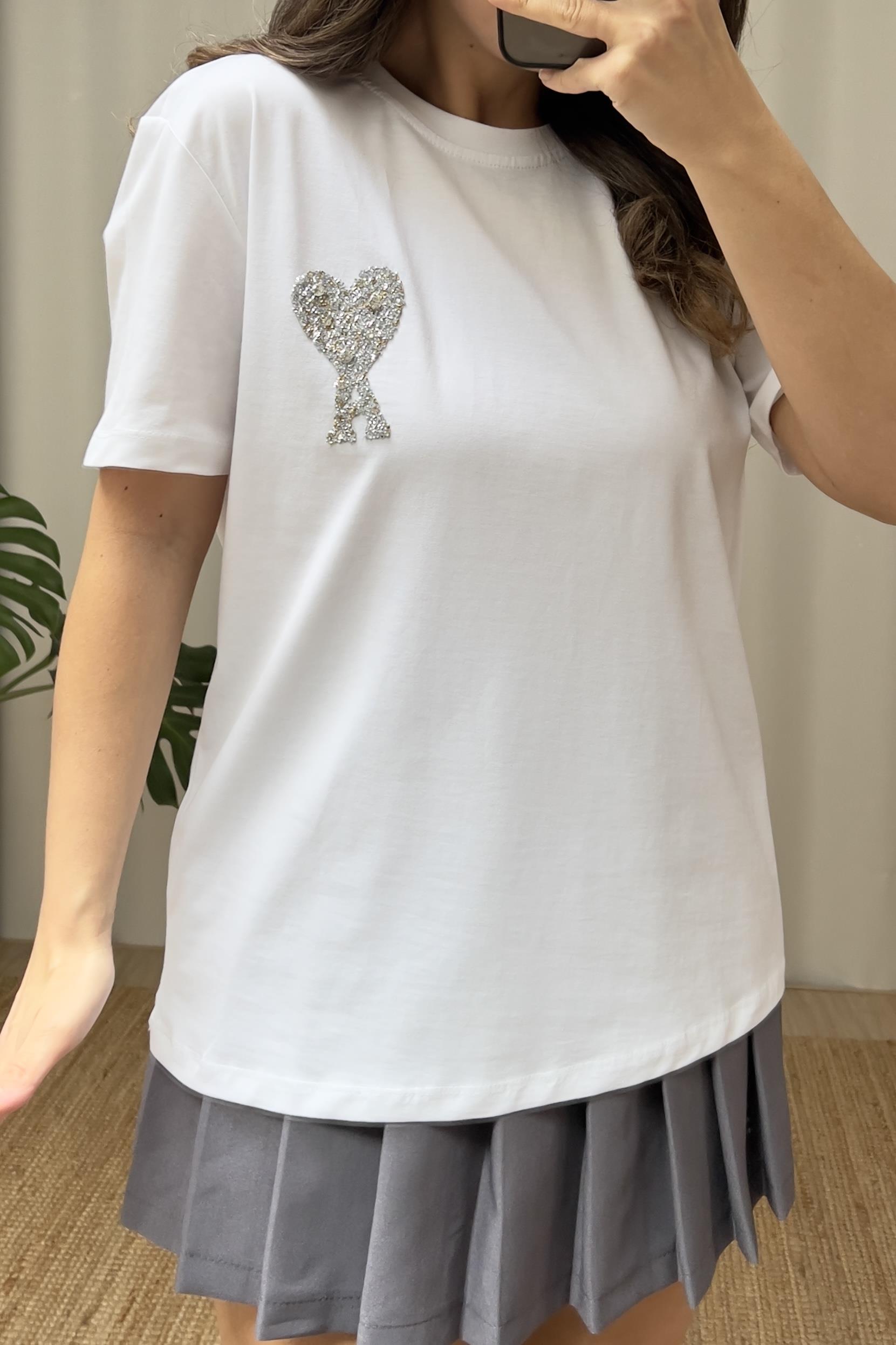 Beyaz Taşlı Harf Detaylı Tshirt uygun fiyatlarda www.butikhola.com adresinde