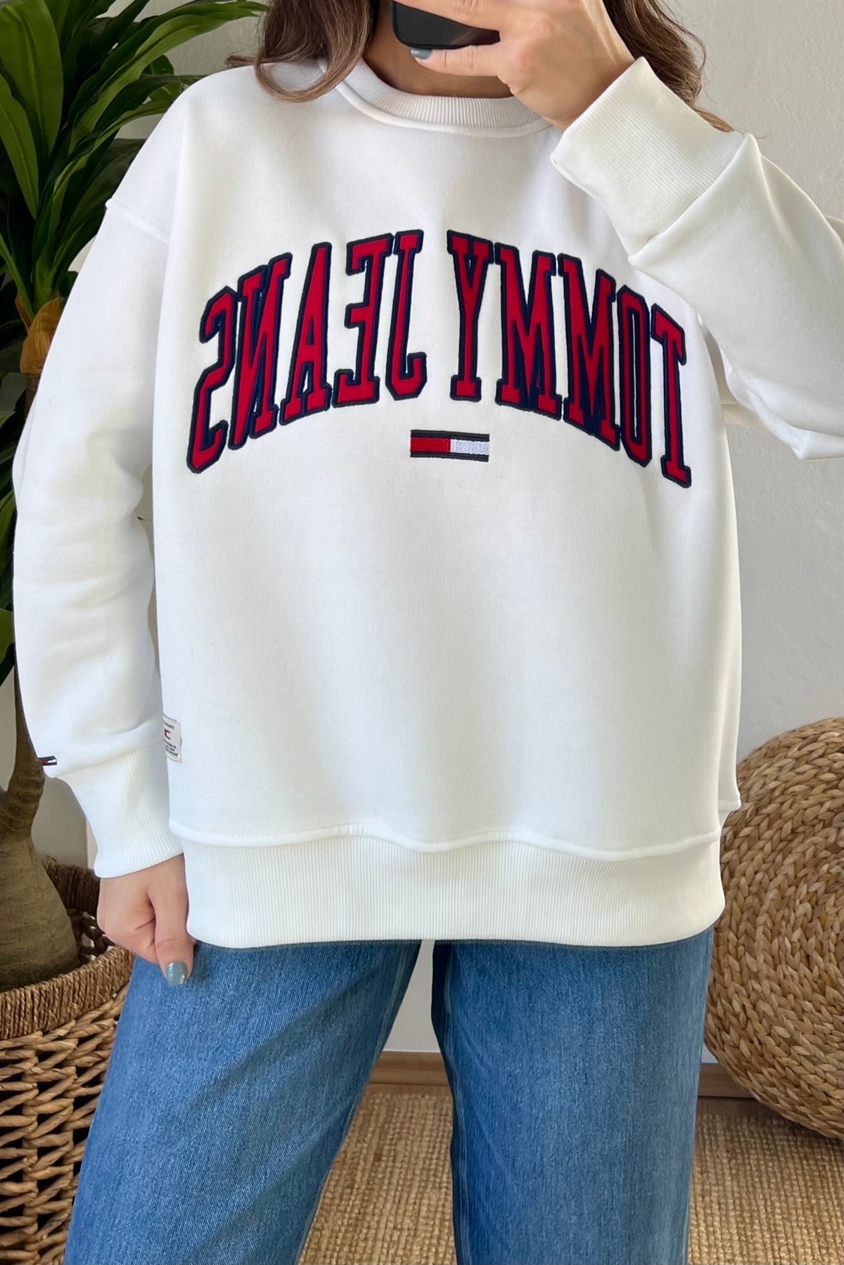 Beyaz Tommy Sweatshirt uygun fiyatlarda www.butikhola.com adresinde