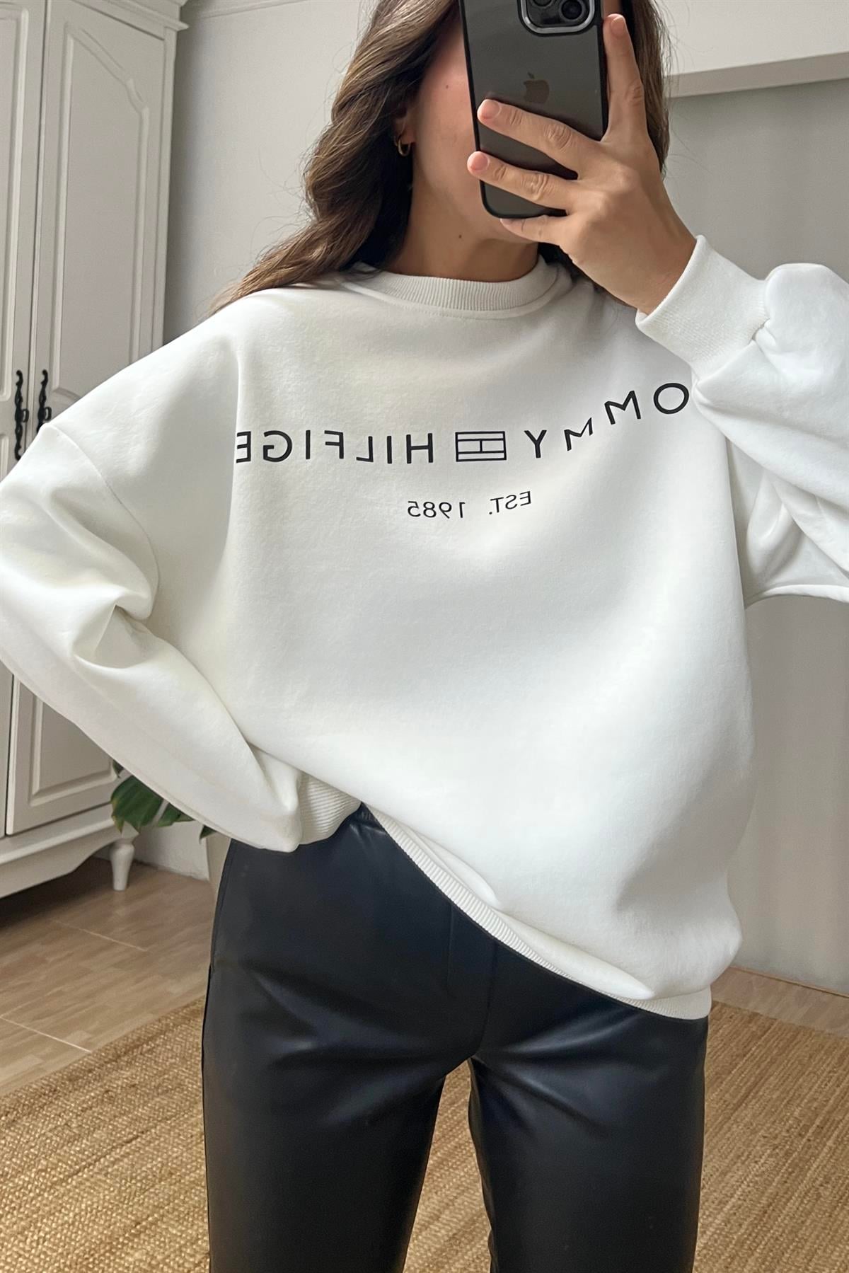 Beyaz Tommy Sweatshirt uygun fiyatlarda www.butikhola.com adresinde