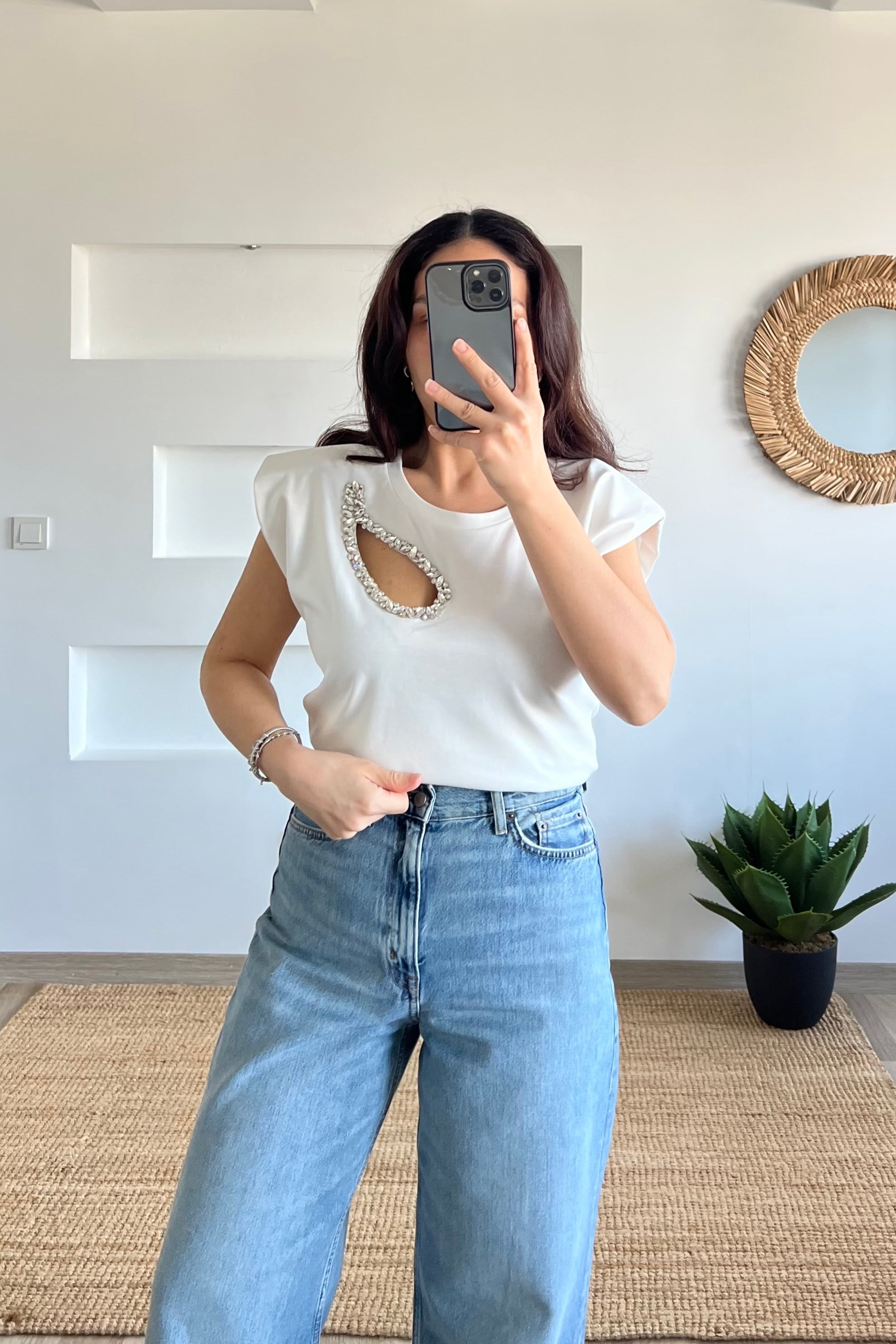 Beyaz Vatkalı Taş Dekolteli Tshirt uygun fiyatlarda www.butikhola.com adresinde