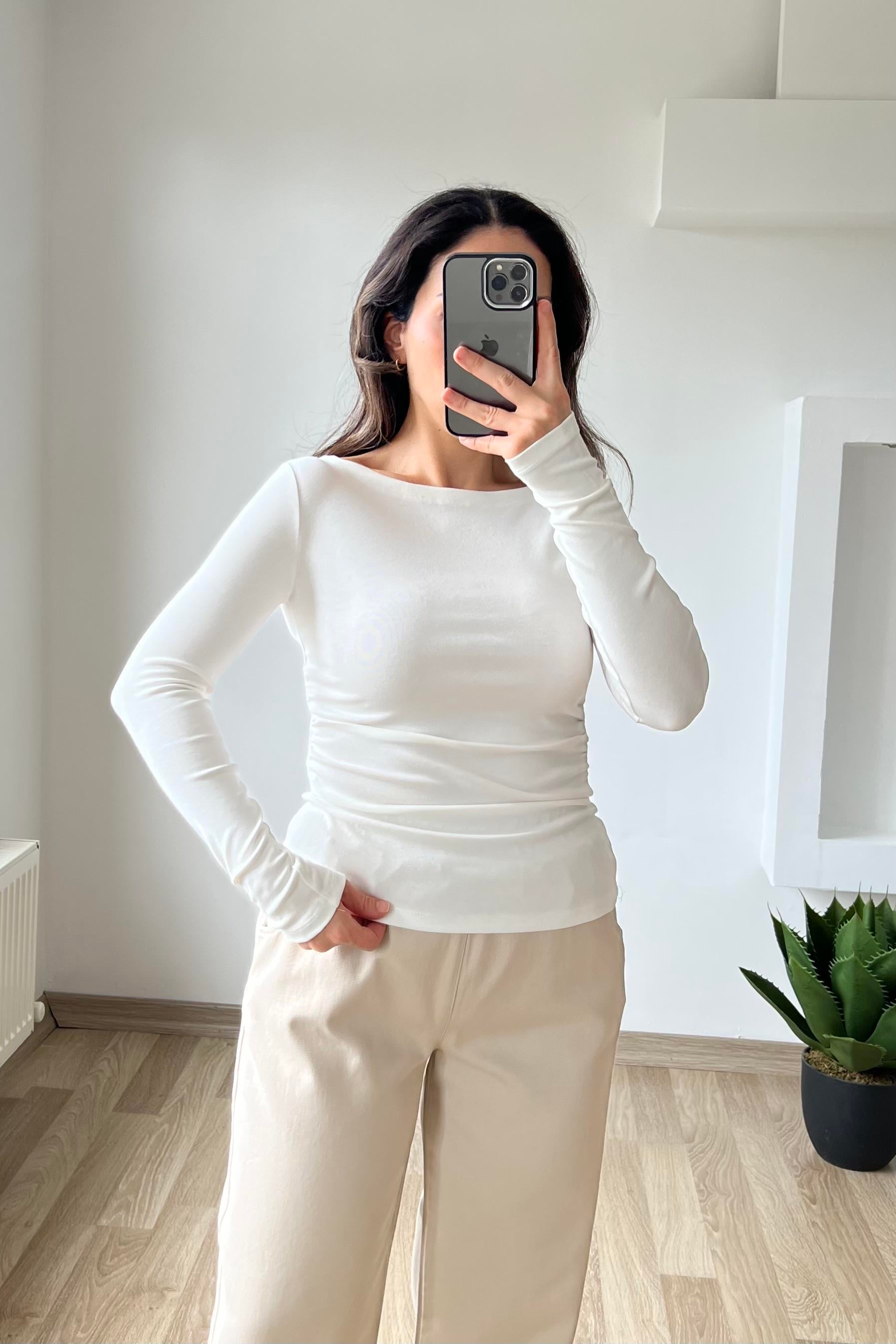 Beyaz Yandan Büzgülü Bluz uygun fiyatlarda www.butikhola.com adresinde