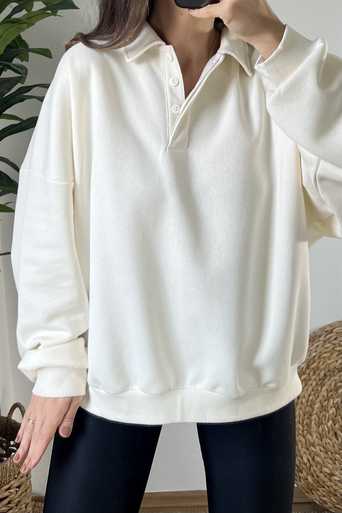 Ekru Pola Yaka Oversize Sweatshirt uygun fiyatlarda www.butikhola.com adresinde