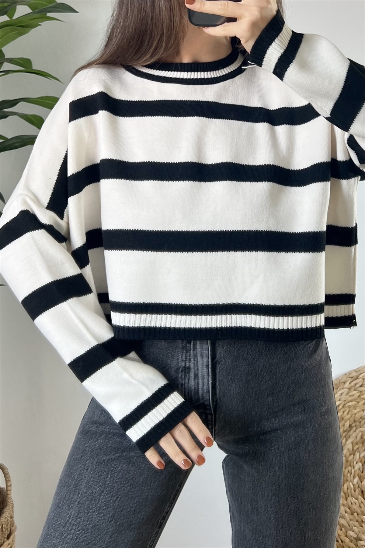 Ekru Siyah Çizgili Crop Kazak uygun fiyatlarda www.butikhola.com adresinde