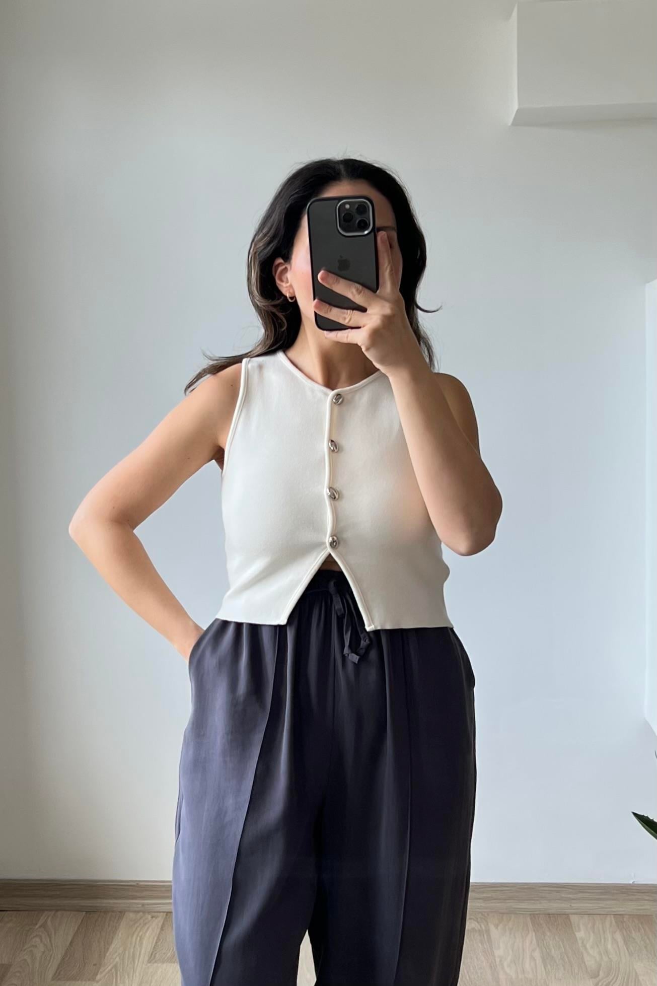 Ekru Taş Düğmeli Yumuşak Dokulu Yelek uygun fiyatlarda www.butikhola.com adresinde