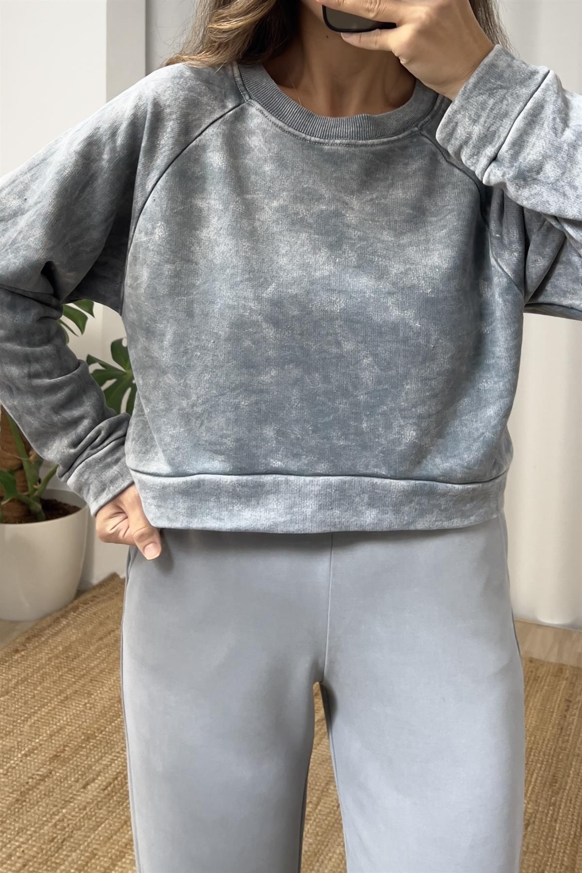 Gri Batik Yıkamalı Crop Sweatshirt uygun fiyatlarda www.butikhola.com adresinde