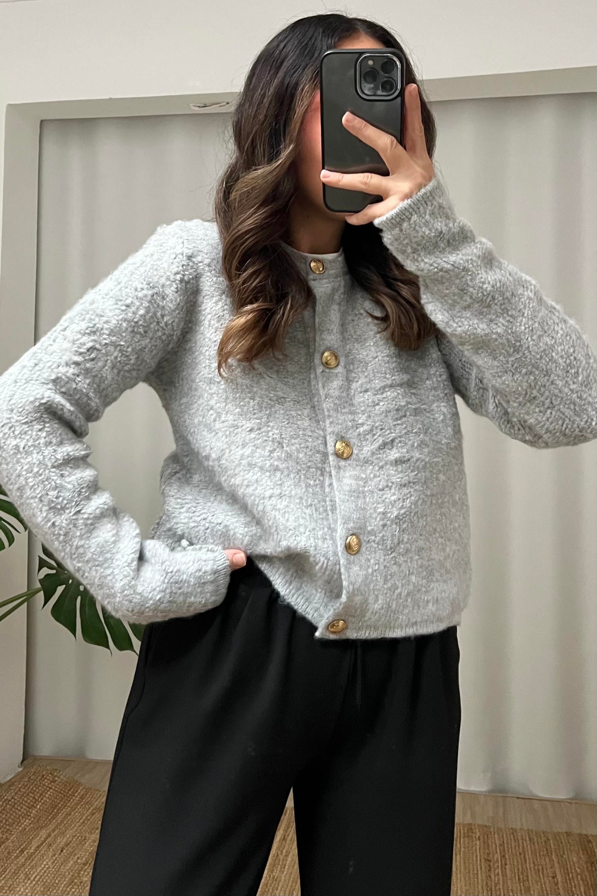 Gri Gold Düğmeli Yumoş Hırka uygun fiyatlarda www.butikhola.com adresinde