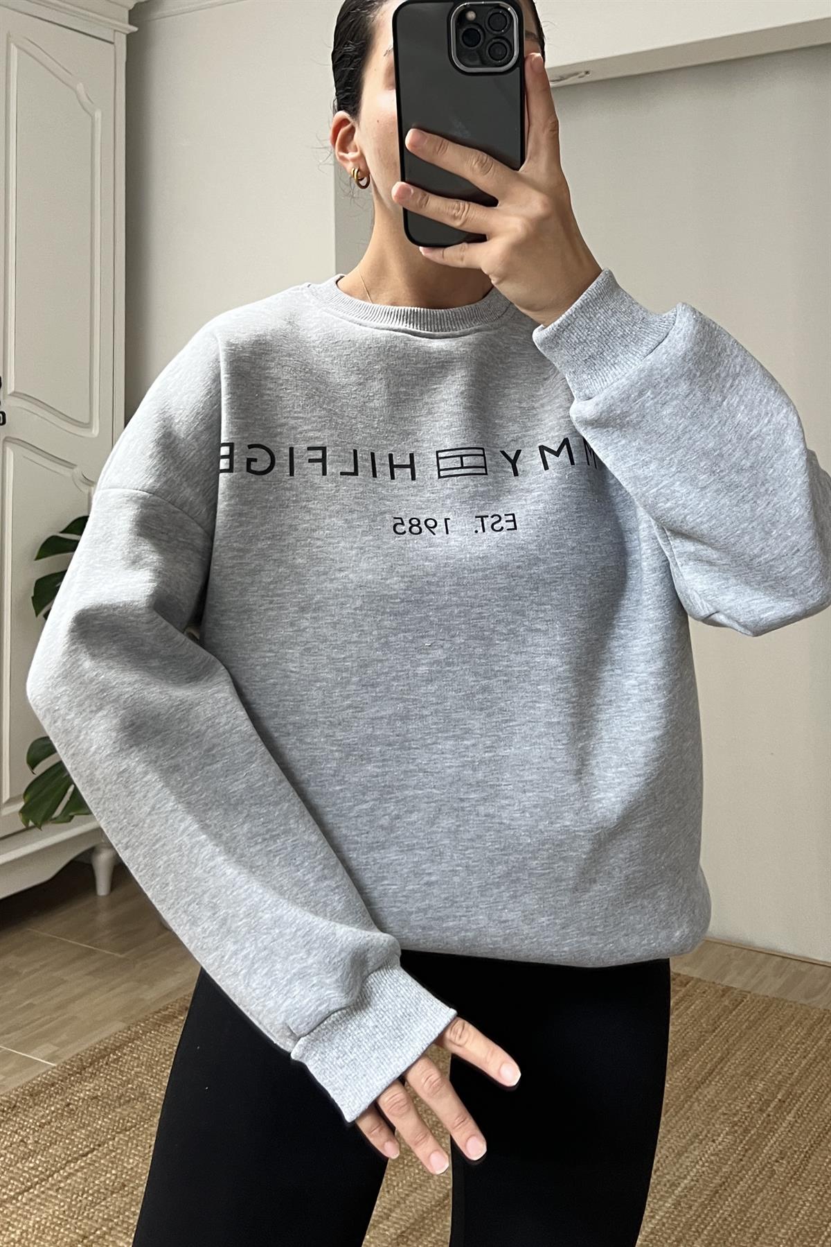 Gri Tommy Sweatshirt uygun fiyatlarda www.butikhola.com adresinde