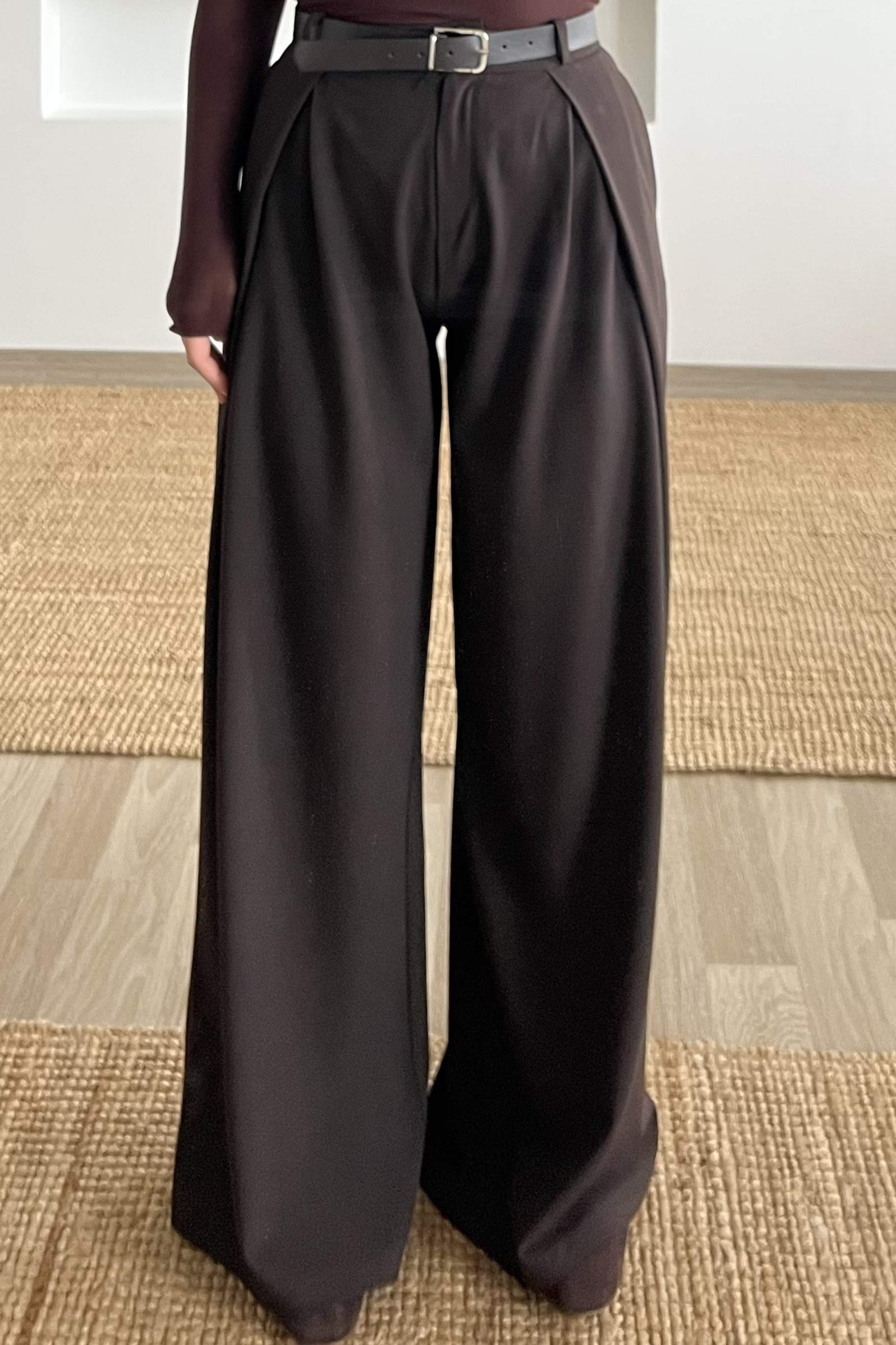 Kahve Pileli Kemerli Dökümlü Pantolon uygun fiyatlarda www.butikhola.com adresinde