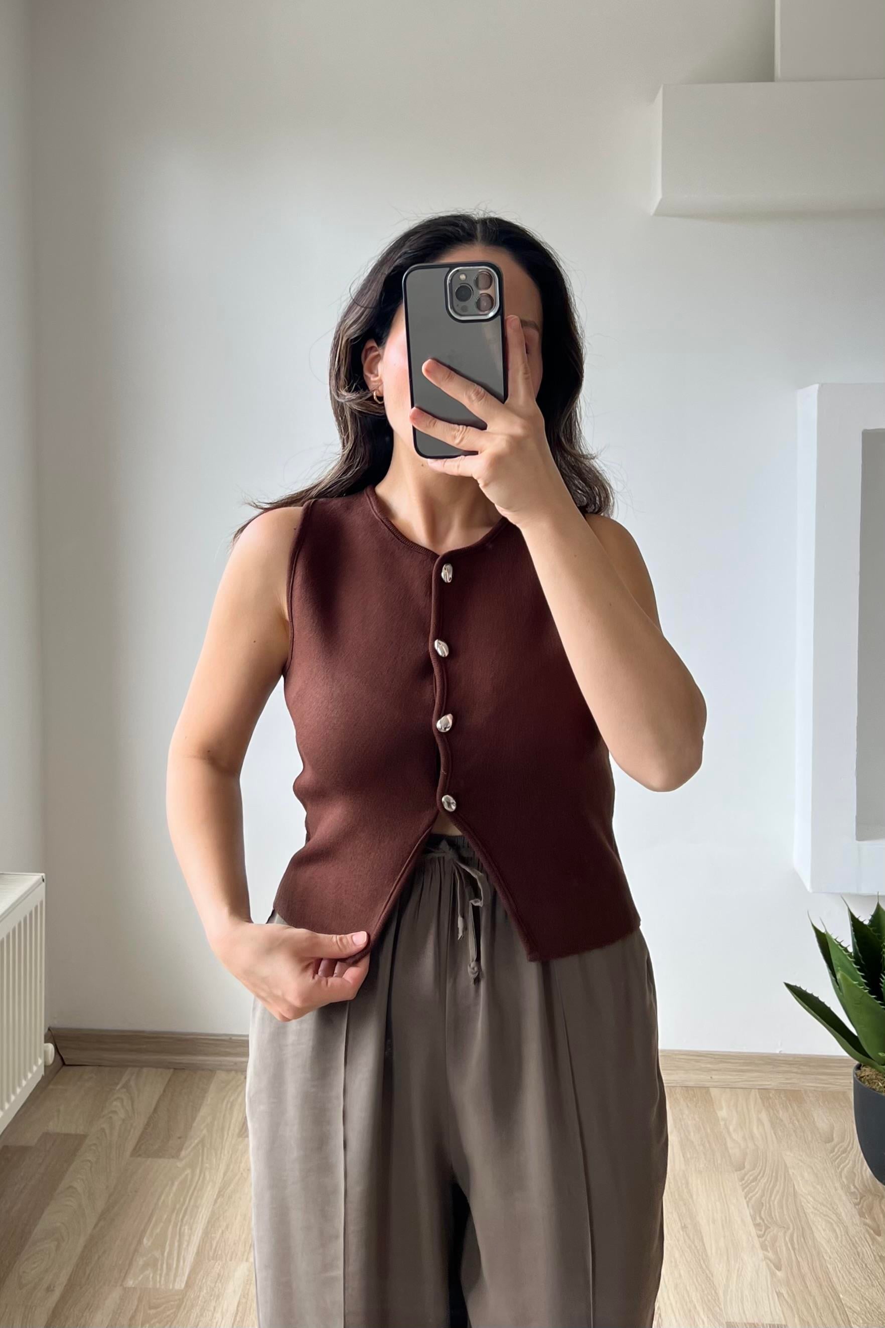 Kahve Taş Düğmeli Yumuşak Dokulu Yelek uygun fiyatlarda www.butikhola.com adresinde