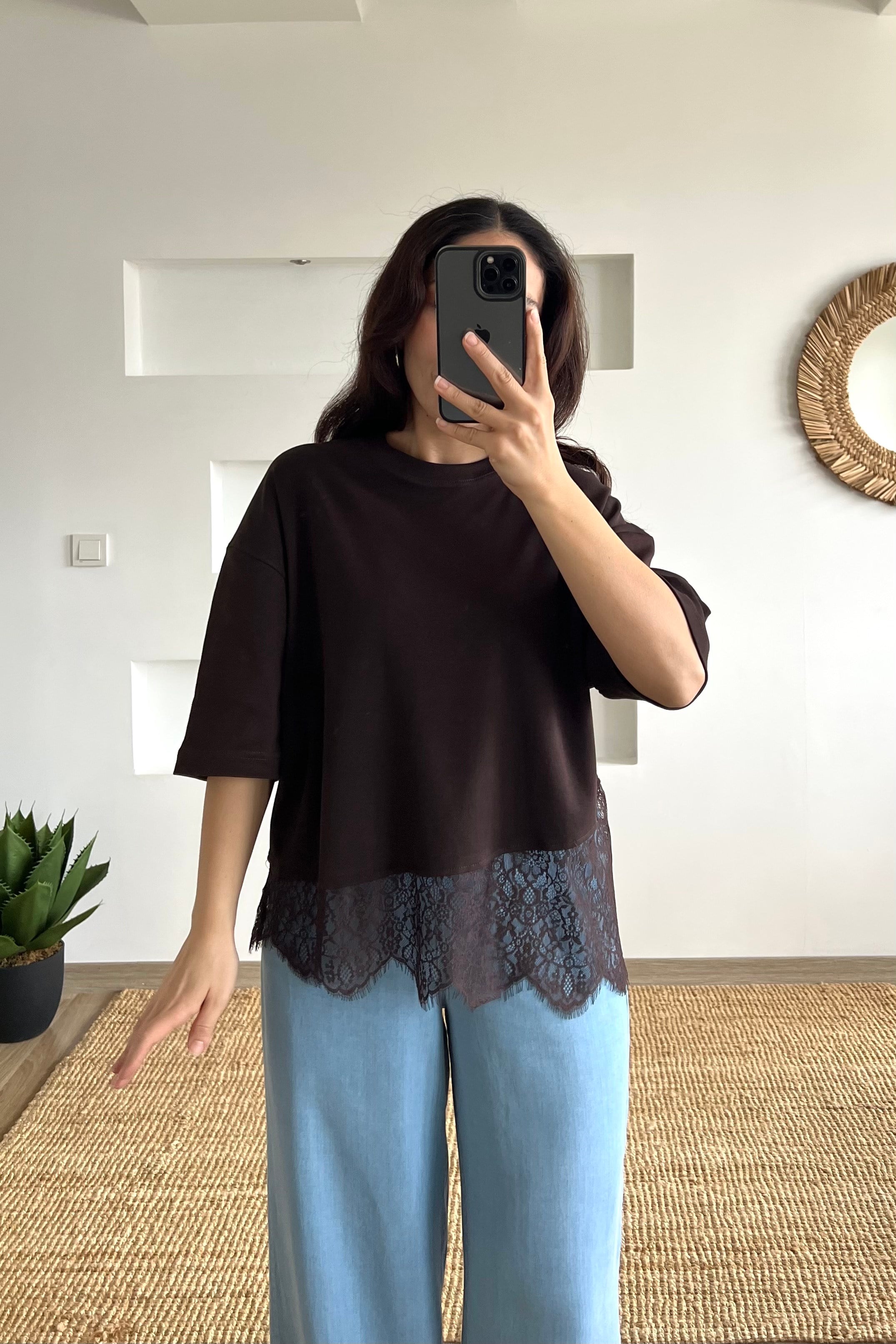 Kahverengi Asimetrik Dantel Detaylı Tshirt uygun fiyatlarda www.butikhola.com adresinde