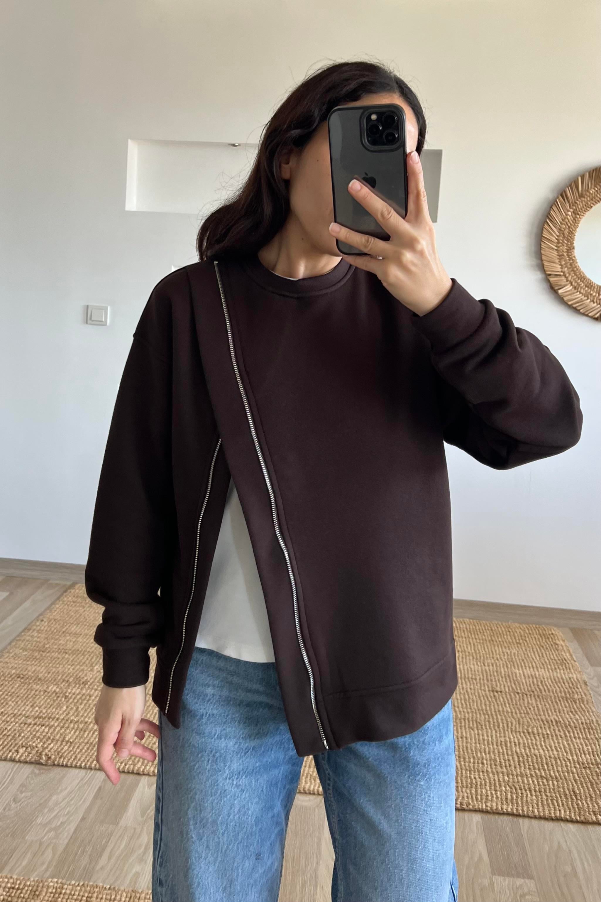 Kahverengi Asimetrik Fermuarlı Sweatshirt uygun fiyatlarda www.butikhola.com adresinde