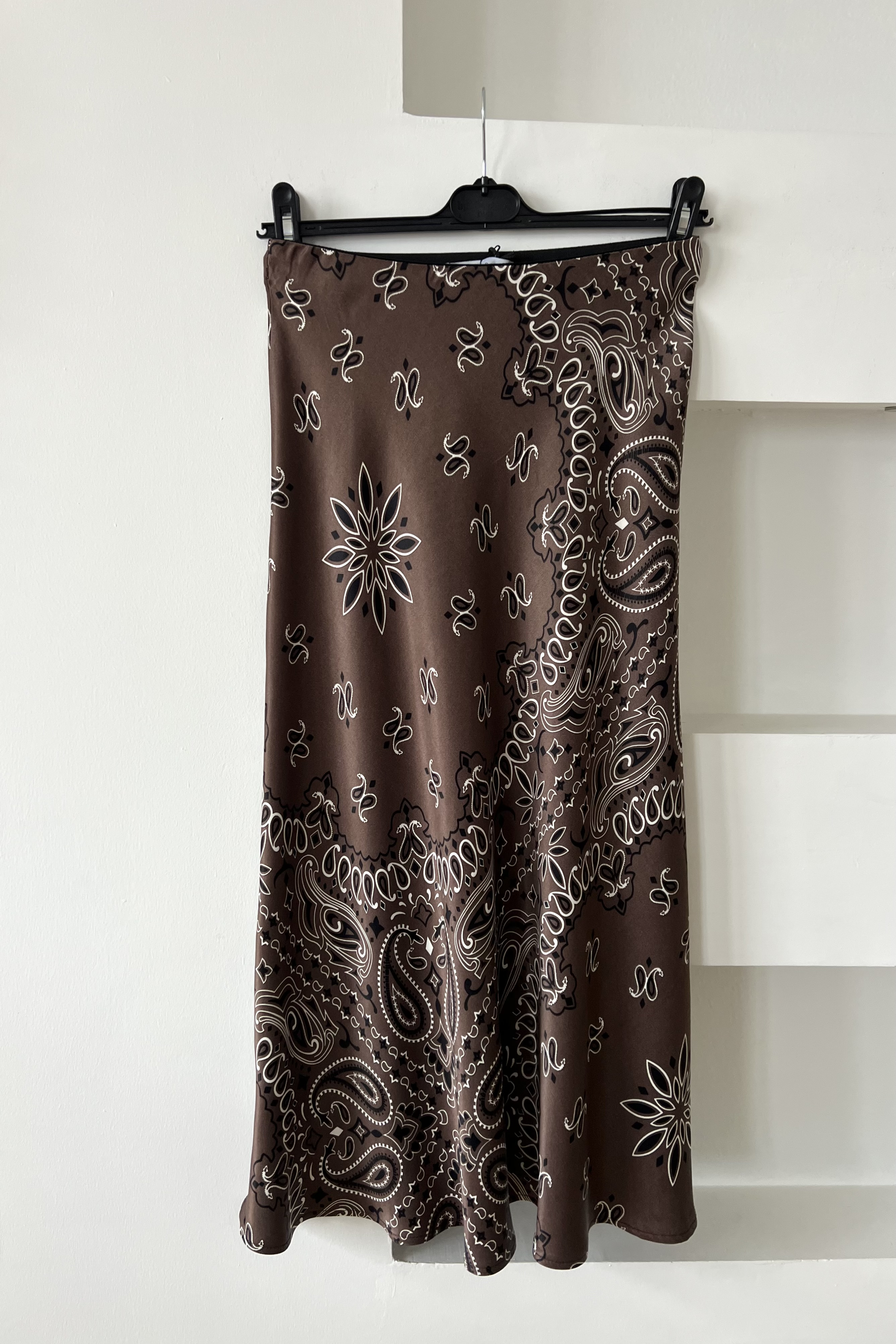 Kahverengi Şal Desenli Saten Etek uygun fiyatlarda www.butikhola.com adresinde
