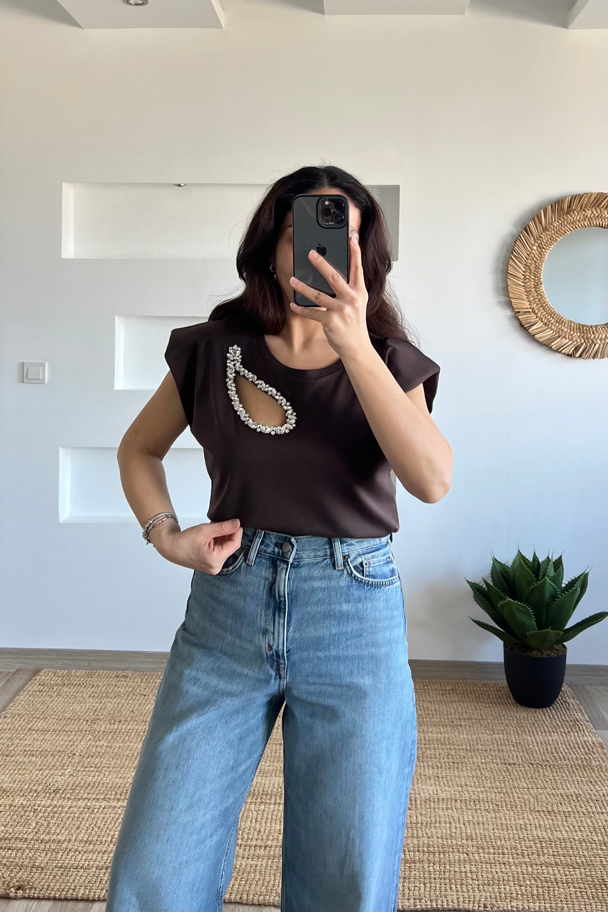 Kahverengi Vatkalı Taş Dekolteli Tshirt uygun fiyatlarda www.butikhola.com adresinde